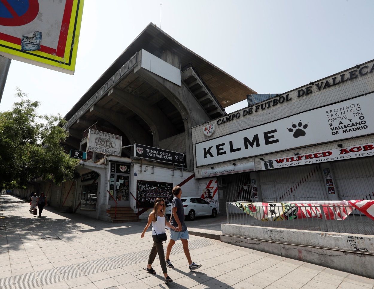 Fotografía de de la fachada exterior del estadio de Vallecas