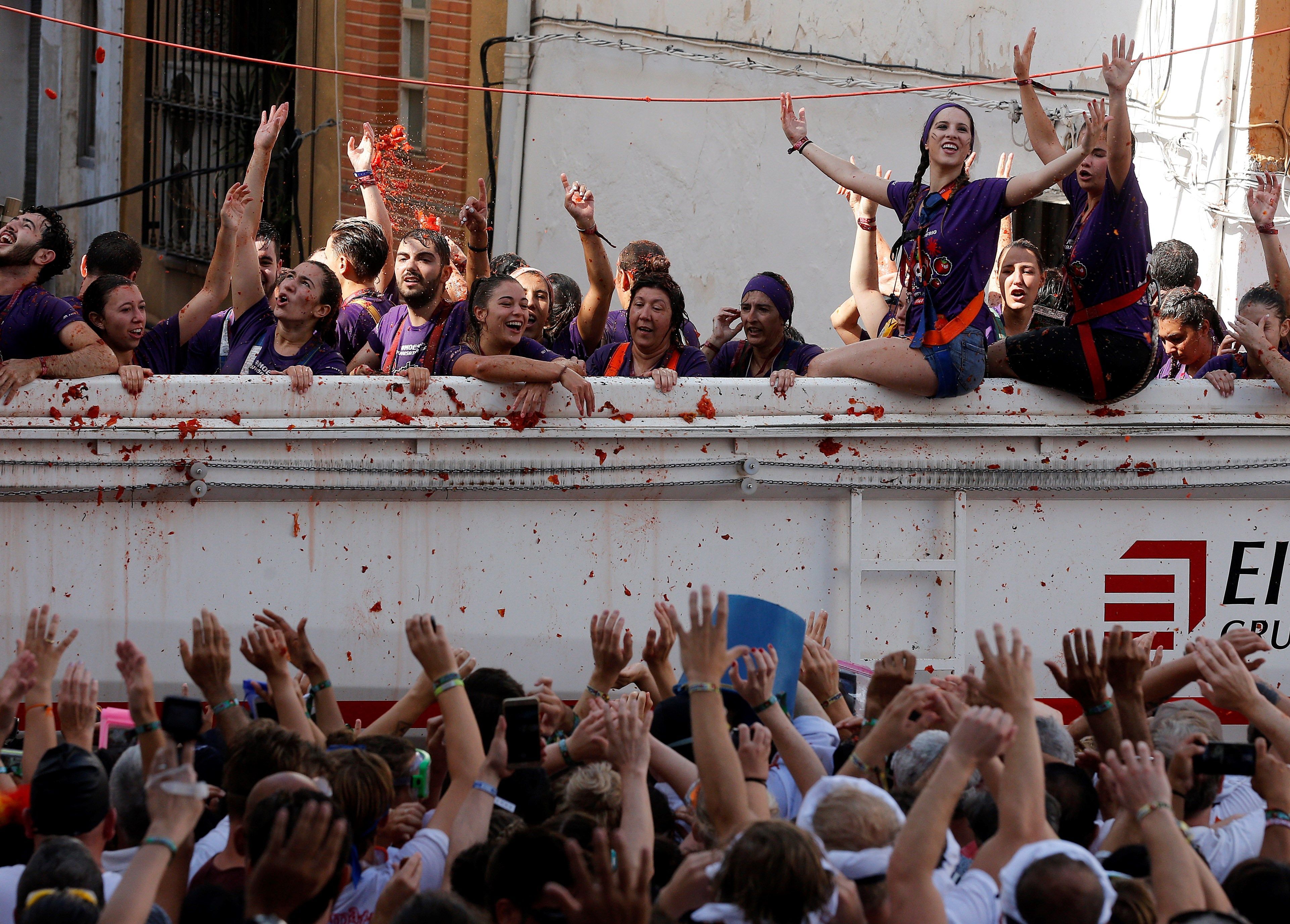 La Tomatina de Buñol tiñe de rojo las calles de esta localidad valenciana pero también de morado por la mujer