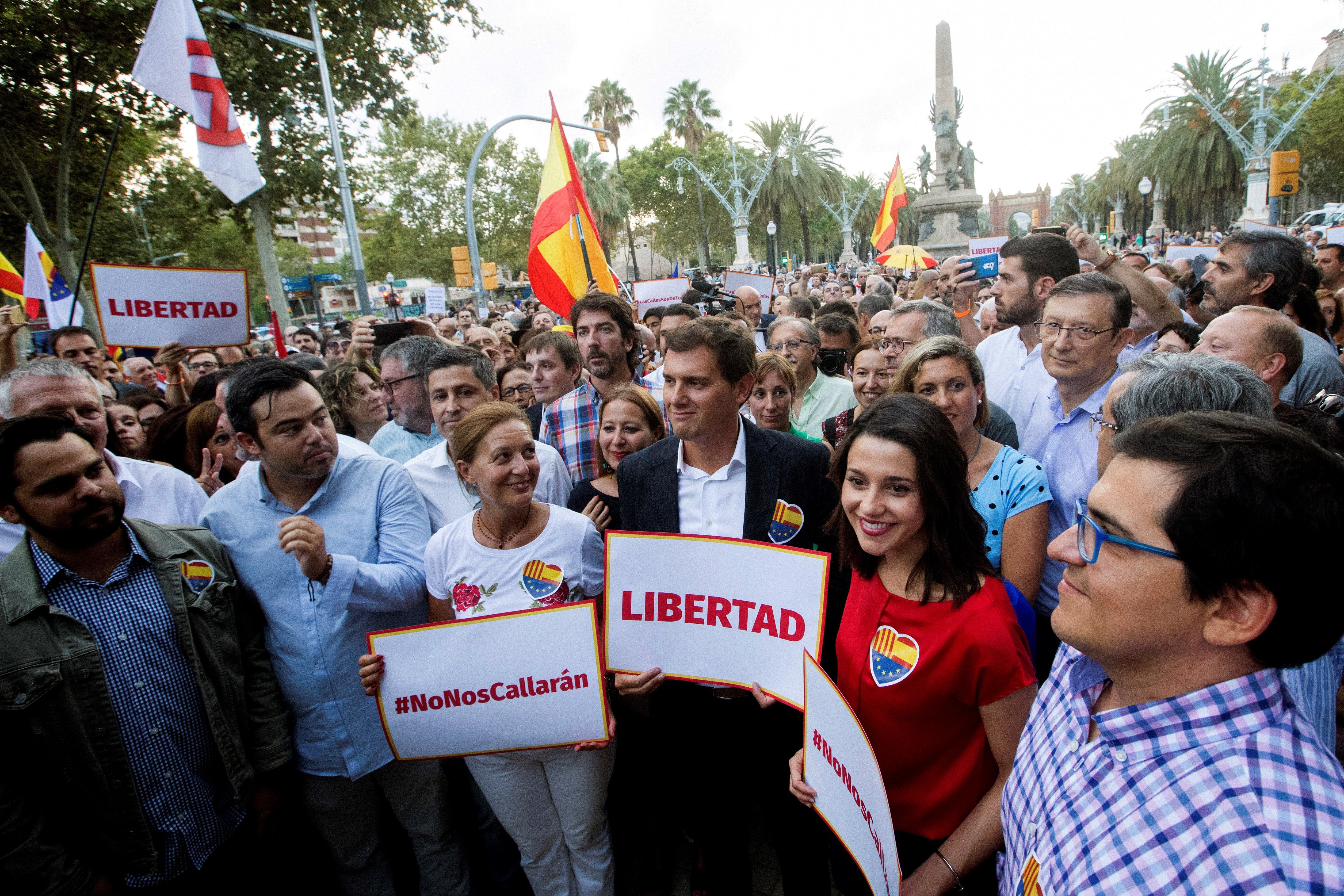 El presidente de Cs, Albert Rivera (3d), y la líder de esta formación en Cataluña, Inés Arrimadas (2d), durante la concentración convocada en Barcelona. EFE