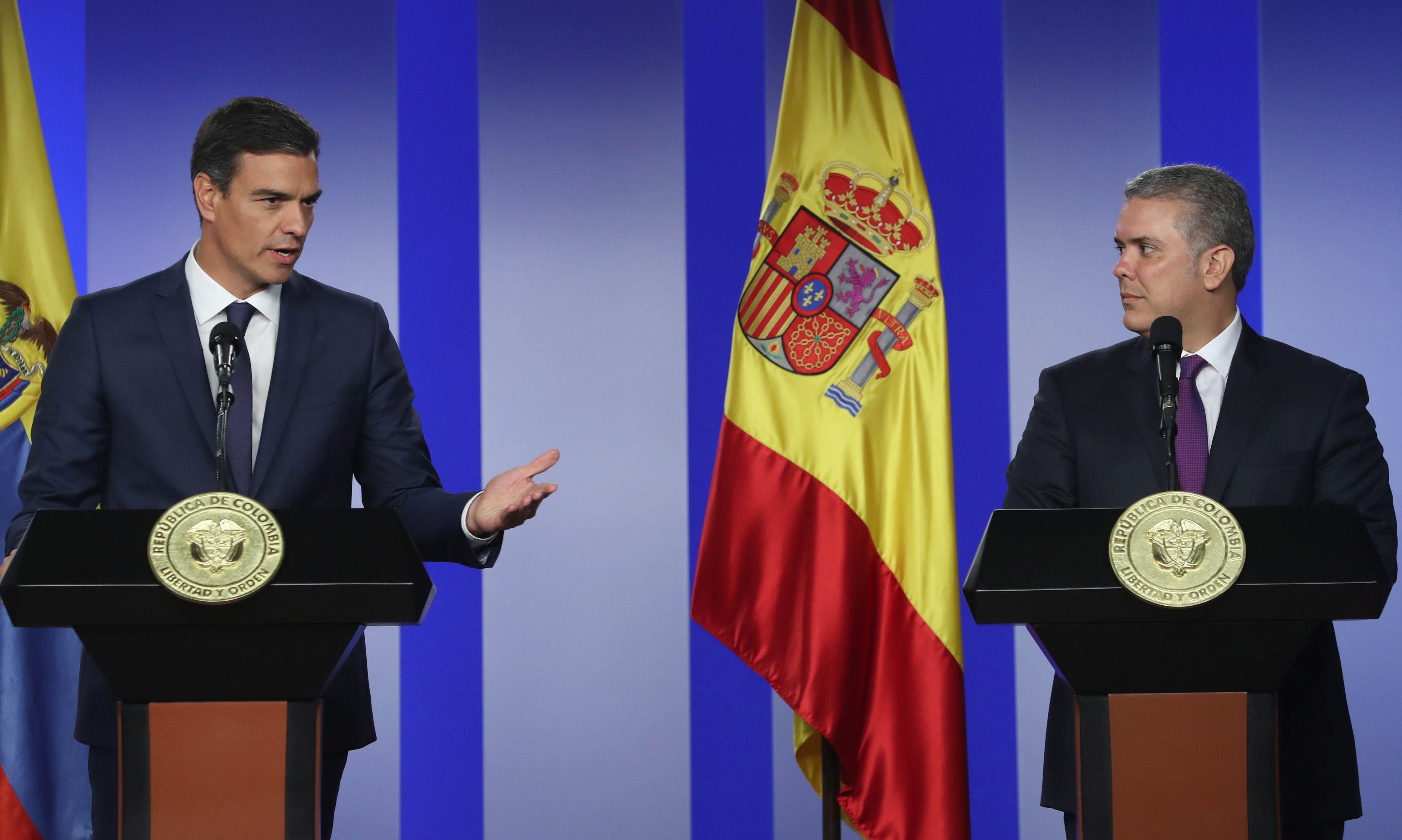 El presidente del Gobierno español, Pedro Sánchez (i), y el presidente de Colombia, Iván Duque, durante la rueda de prensa tras su reunión en la que han analizado las relaciones bilaterales, entre ellas las de carácter económico, hoy en la Casa de Nariño,