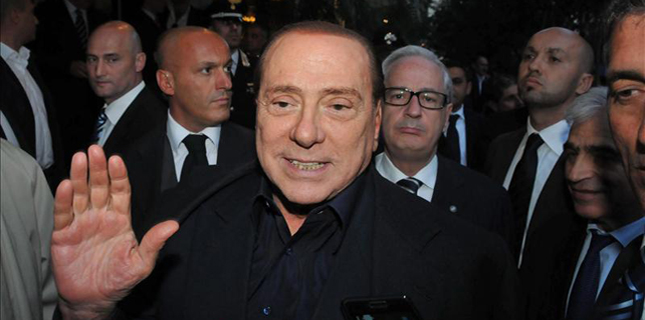 Berlusconi se burla de la diferencia de edad entre Macron y su mujer