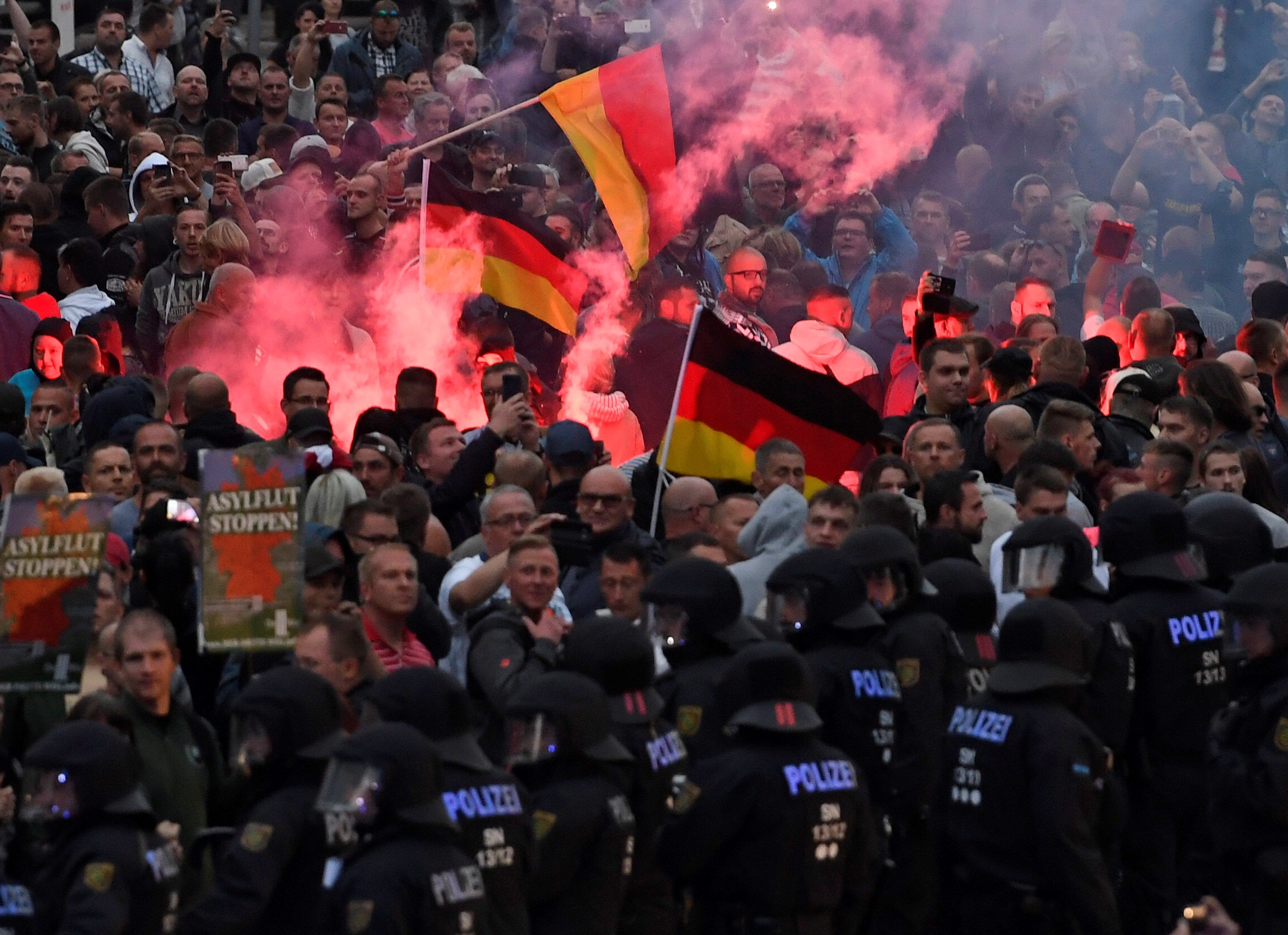 Miembros de la policía alemana tratan de controlar a los manifestantes ultraderechistas que se reúnen en los alrededores de una estatua de Karl Marx (Chemnitz)