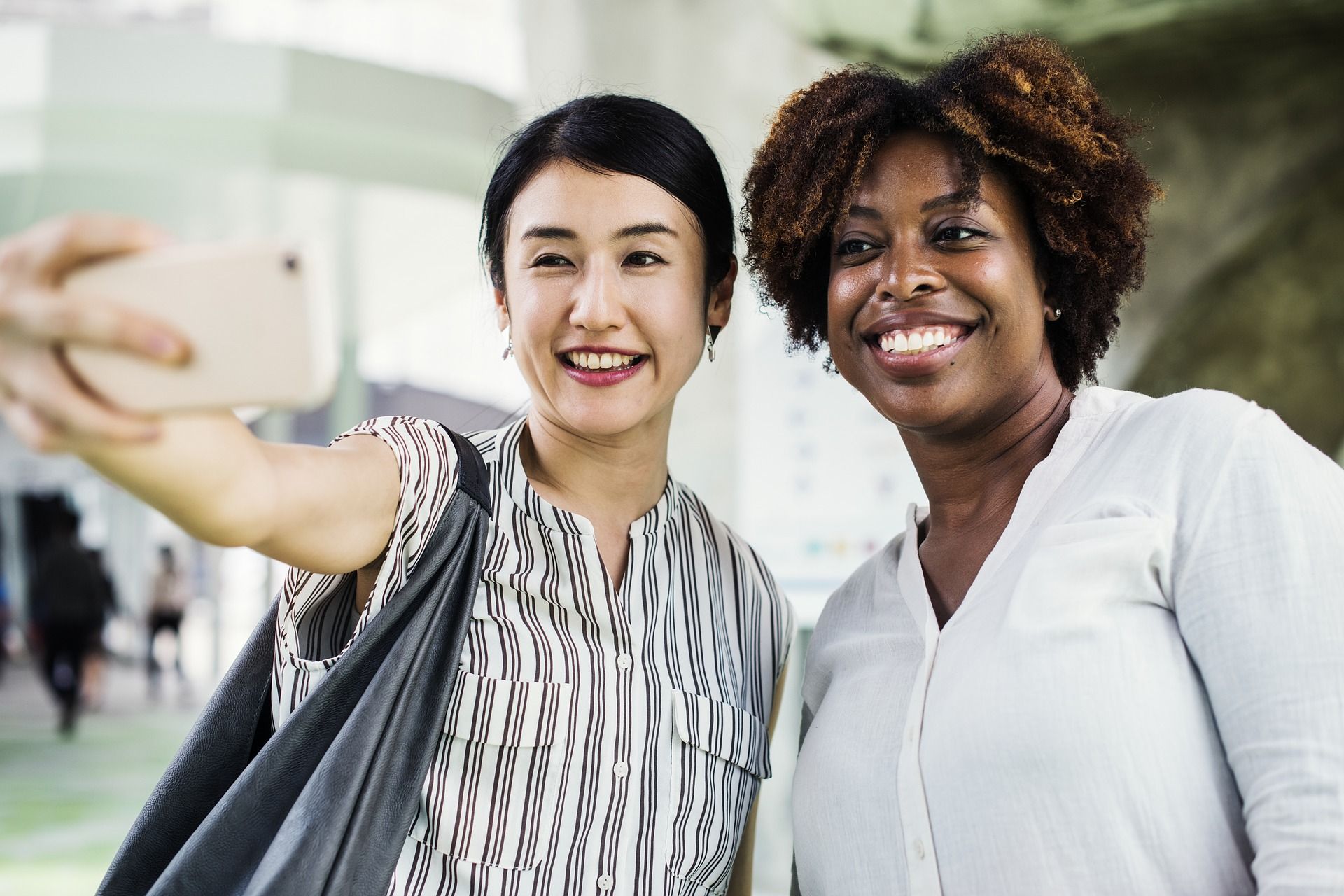 Dos mujeres se hacen un selfie