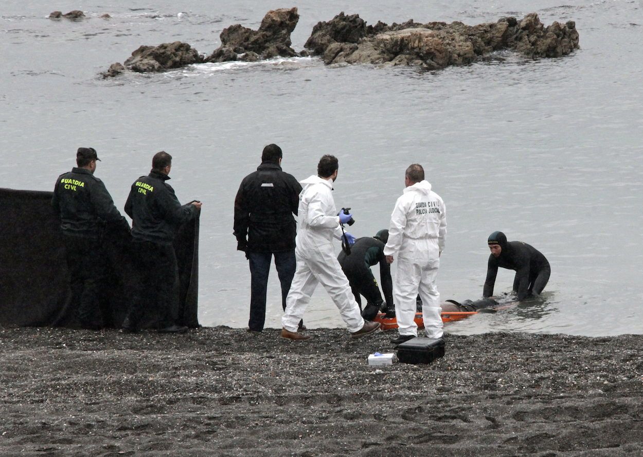 Rescate del cuerpo de uno de los 15 inmigrantes ahogados en la playa ceutí de Tarajal. EFE