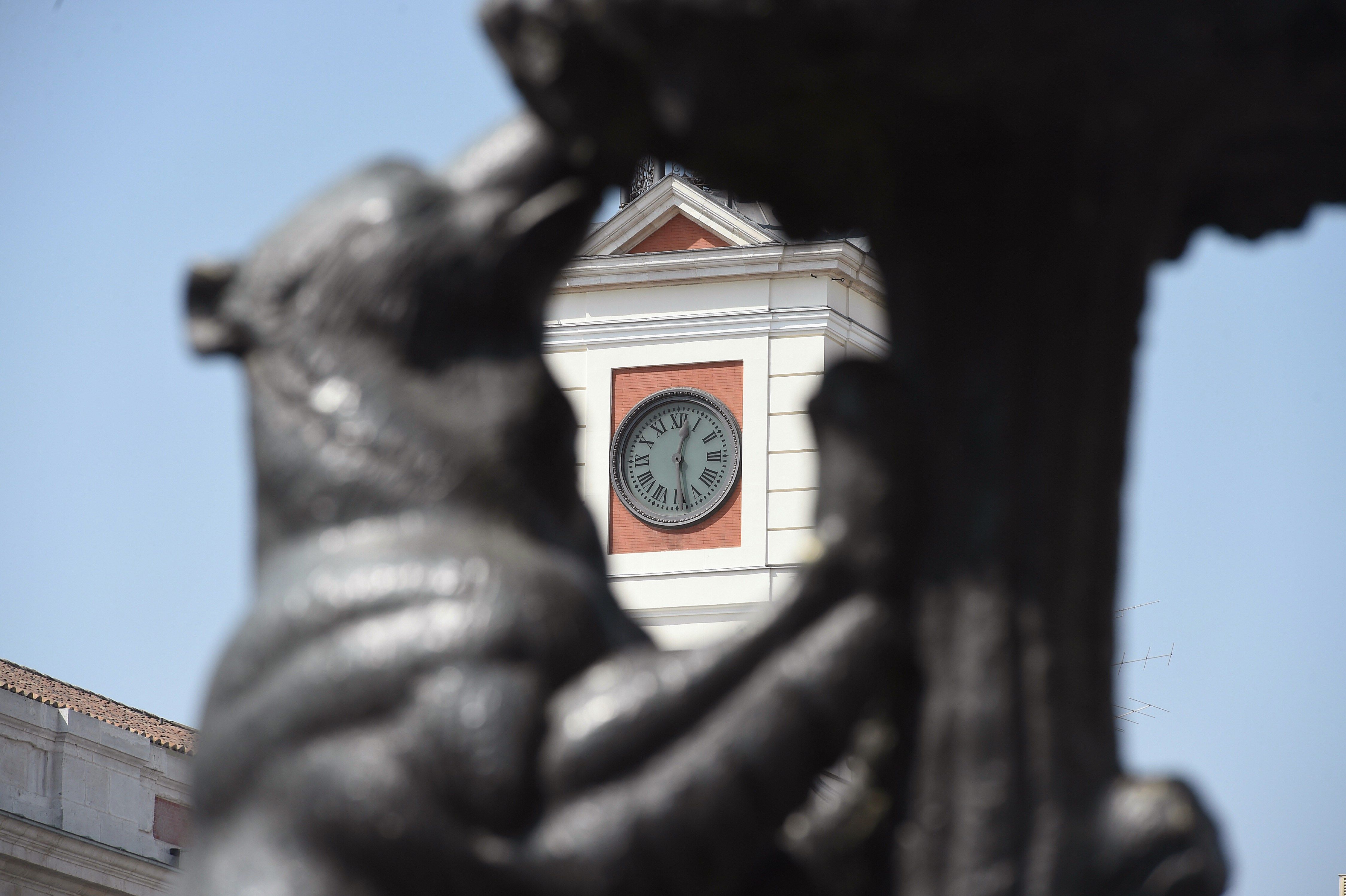 Reloj Puerta del Sol con el Oso y el Madroño delante, en Madrid. EFE