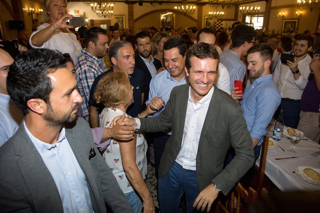 El líder del PP, Pablo Casado, este viernes en Álora. Detrás de él, Juanma Moreno. EFE