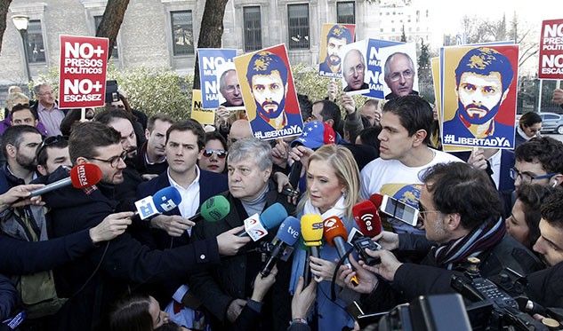 Albert Rivera (izquierda) junto a Cristina Cifuentes (centro) y varias pancartas. Fuente: EFE Albert Rivera (izquierda) junto a Cristina Cifuentes (centro) y varias pancartas. Fuente: EFE