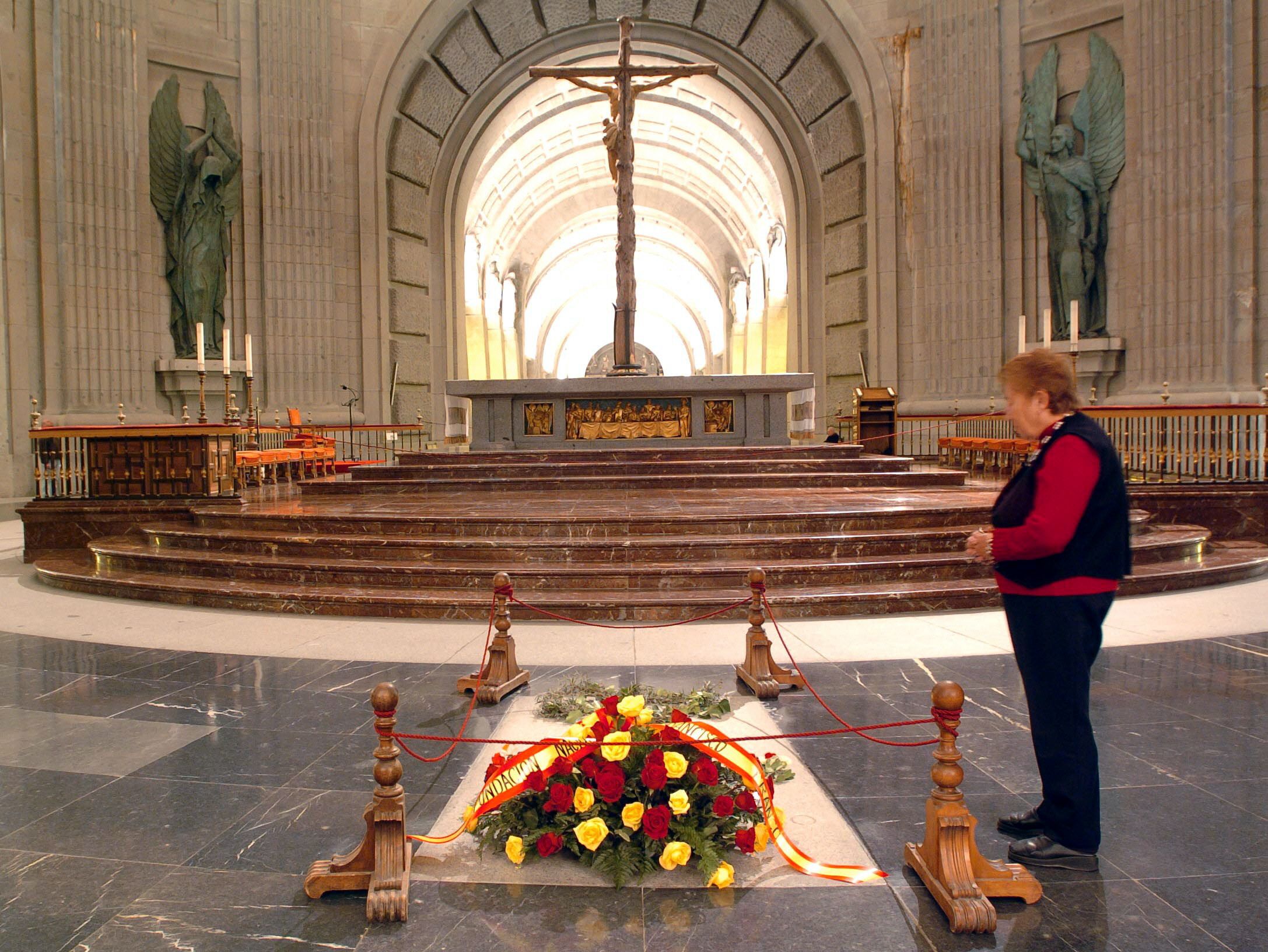 Una mujer permanece junto a la tumba del general Francisco Franco, en la basílica de Santa Cruz del Valle de los Caídos. EFE/Archivo