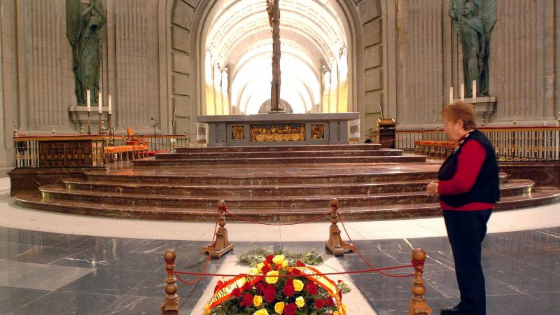 Una mujer permanece junto a la tumba del general Francisco Franco, en la basílica de Santa Cruz del Valle de los Caídos. EFE/Archivo