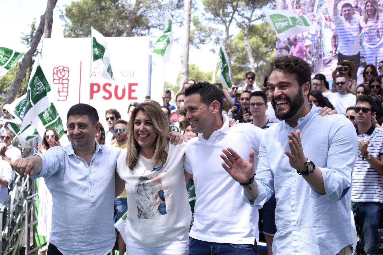 Susana Díaz con dirigentes locales del PSOE de Jaén en el Día de la Rosa, celebrado en junio pasado en Torreperogil.