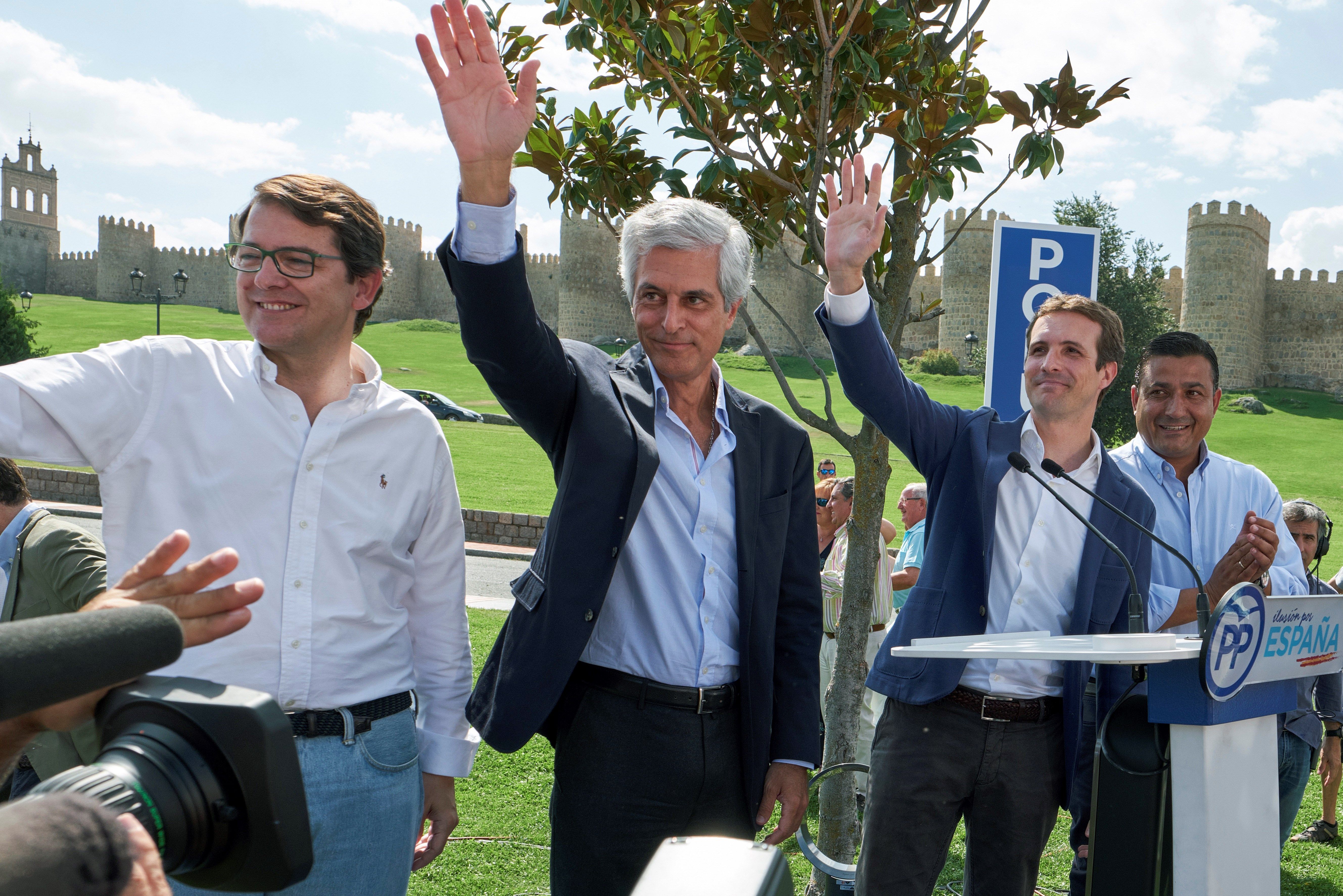 El presidente del PP, Pablo Casado (2d); el presidente de la futura fundación “Concondia y Libertad”, Adolfo Suárez Illana (2i); el presidente del PP de Castilla y León, Alfonso Fernández Mañueco (i), y el presidente provincial del PP, Carlos García Gonzá