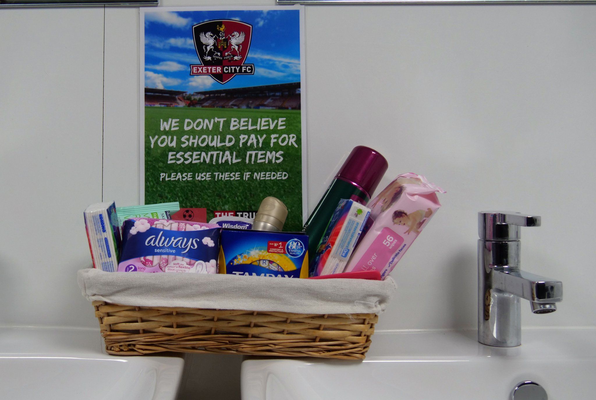 Productos de higiene femenina gratuitos. Foto: Exeter City FC