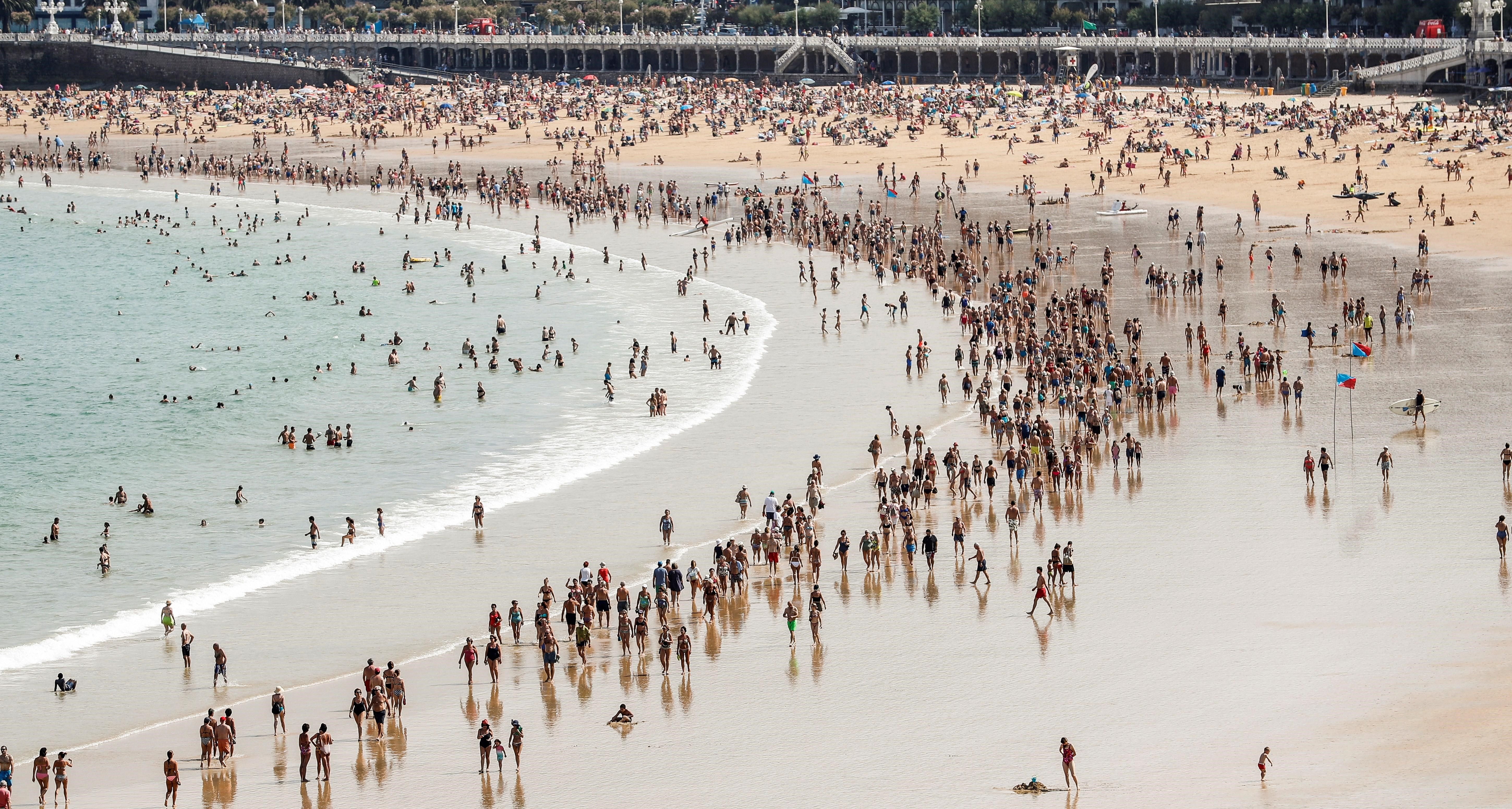 Playa de La Concha de San Sebastián durante las vacaciones de julio. EFE