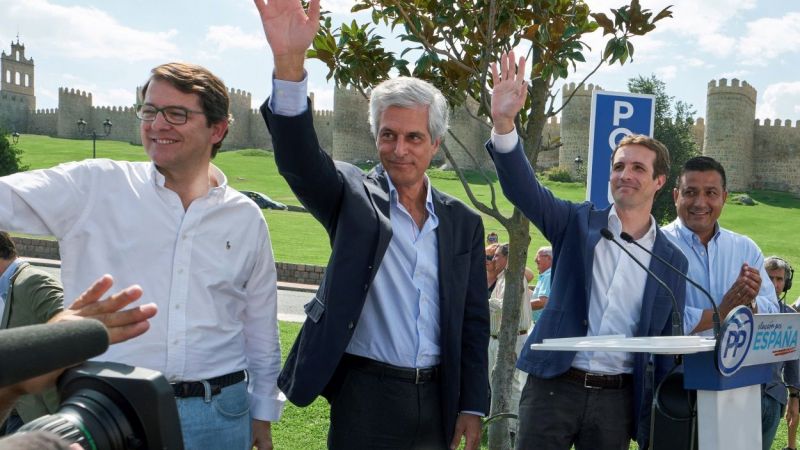 El presidente del PP, Pablo Casado (2d) junto al presidente de la futura fundación “Concondia y Libertad”, Adolfo Suárez Illana (2i)
