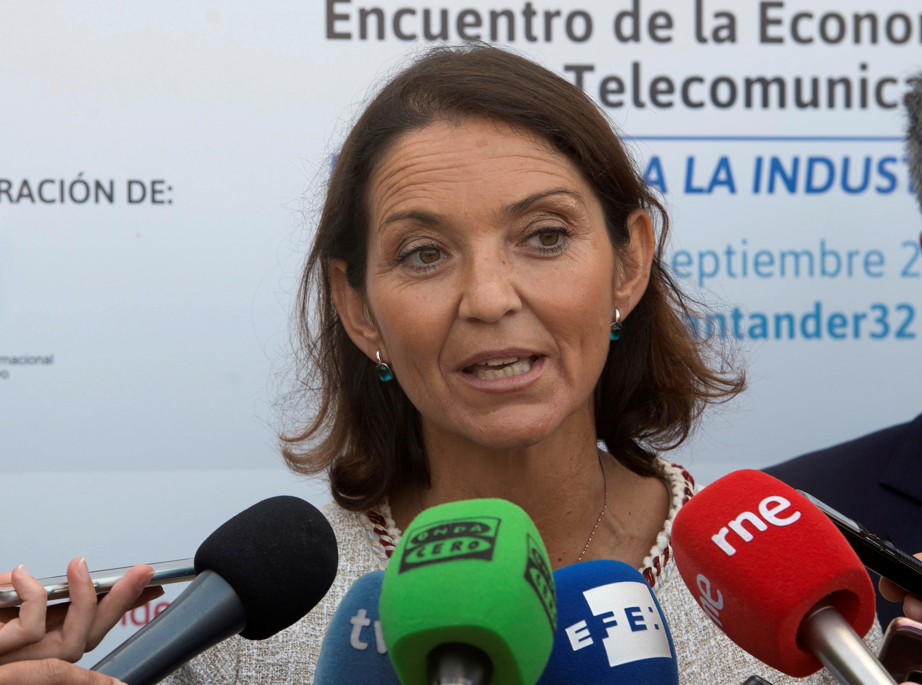 La ministra de Industria Comercio y Turismo, Reyes Maroto, atiende a los medios de comunicación en la Universidad Internacional Menéndez Pelayo (UIMP). EFE