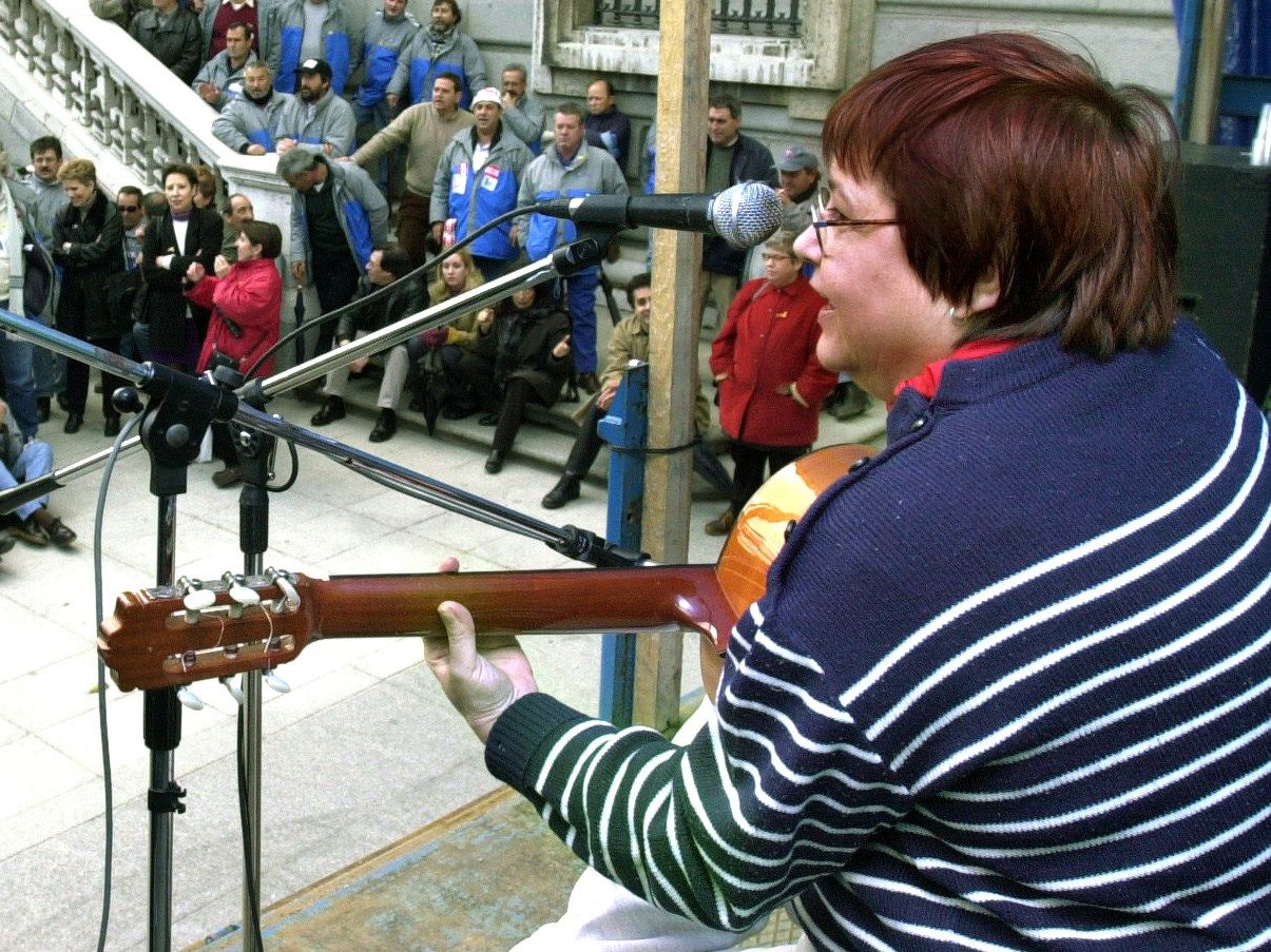 Fotografía de archivo del 8 de marzo de 2001 de la cantautora Elisa Serna. EFE