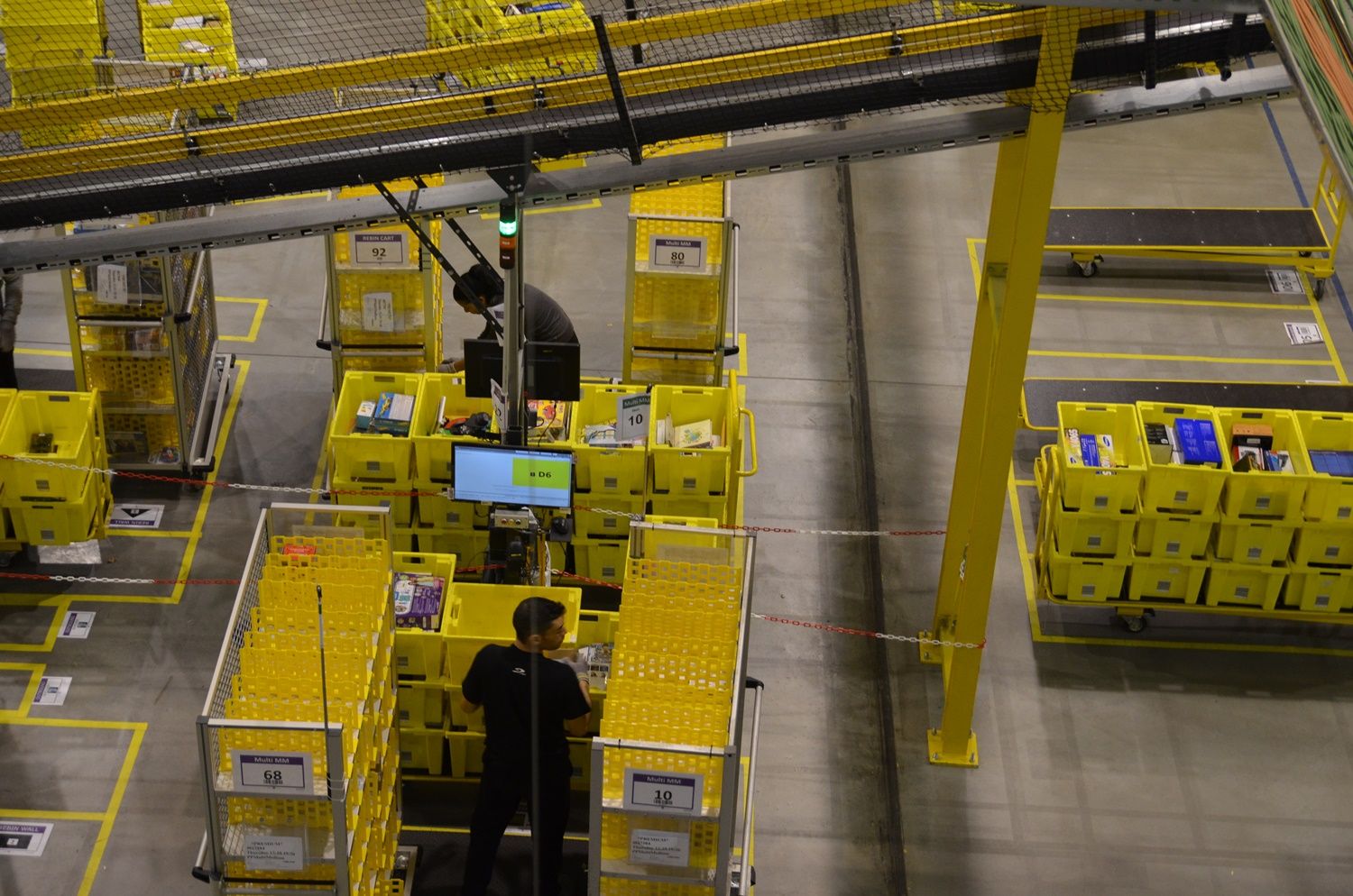 Trabajadores de la planta que Amazon tiene en San Fernando de Henares (Madrid).