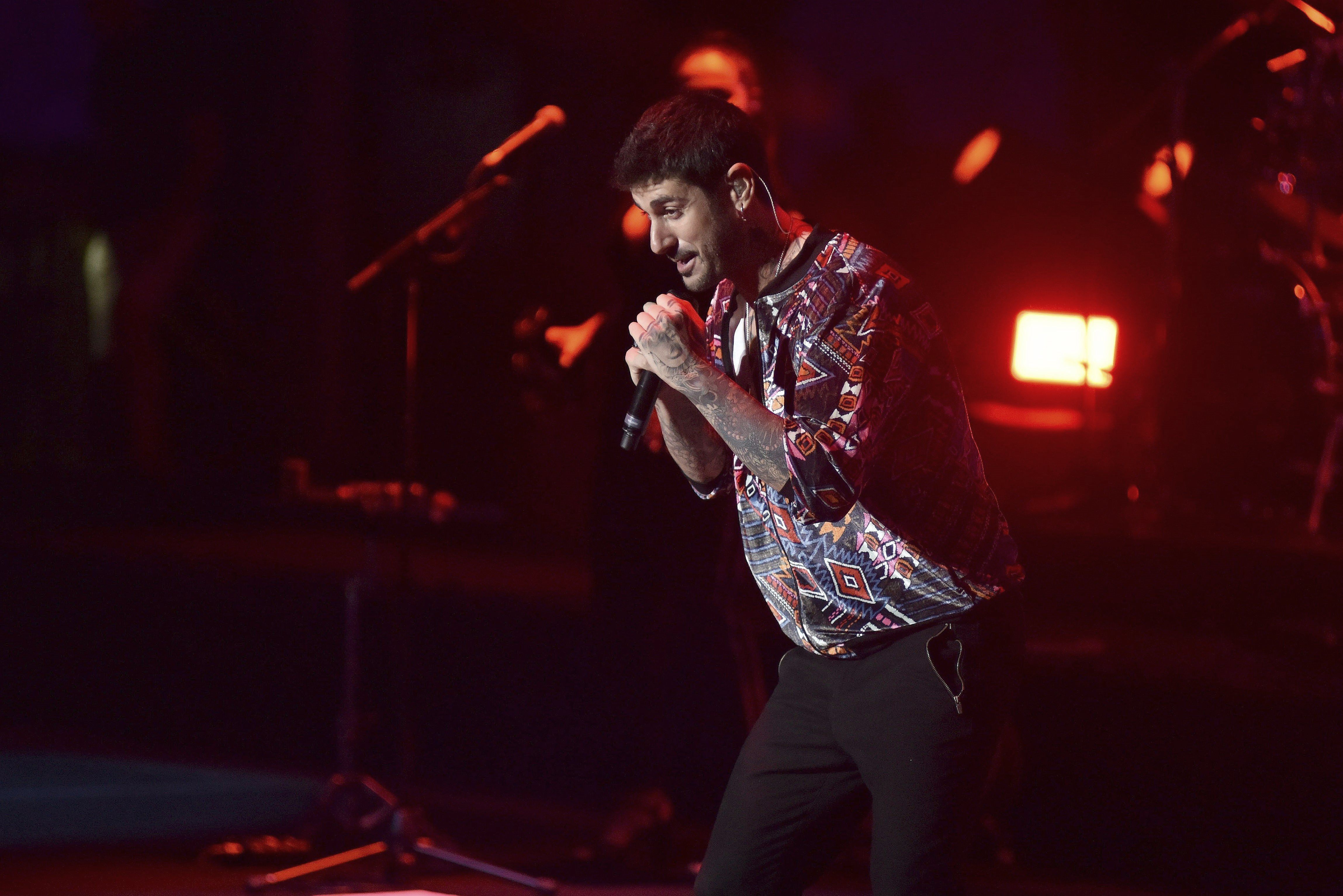 El cantante Melendi durante su actuación esta noche en el Starlite Festival 2018 que se celebra en la localidad malacitana de Marbella. EFE