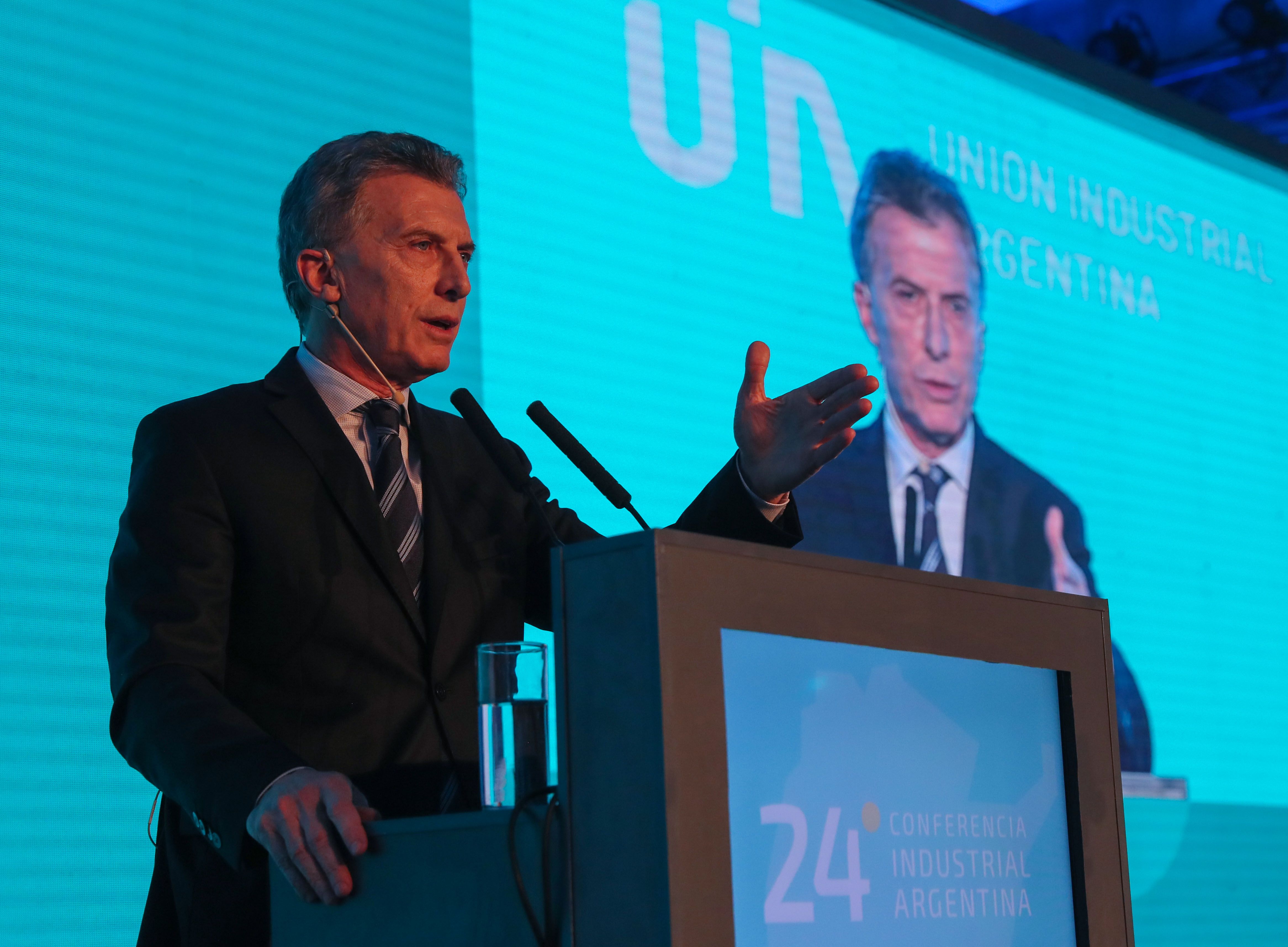 El presidente argentino, Mauricio Macri, da un discurso en el cierre de la vigésimo cuarta edición de la Conferencia Industrial Argentina