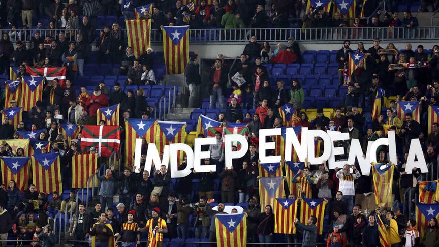 Esteladas y pancartas independentistas en el Camp Nou. EFE