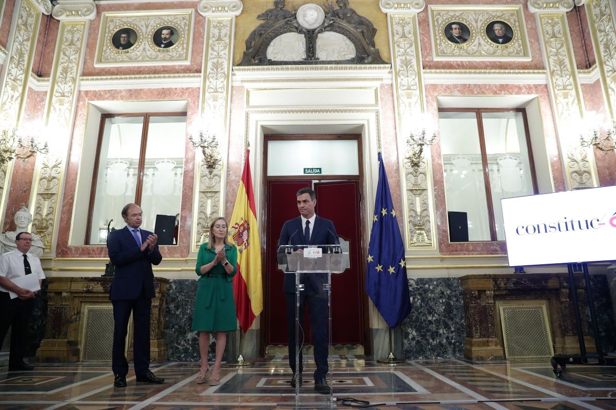 El presidente del Gobierno, Pedro Sánchez, la presidenta del Congreso, Ana Pastor,c., y el presidente del Senado, Pío García Escudero,iz., en el Salón de los Pasos Perdidos