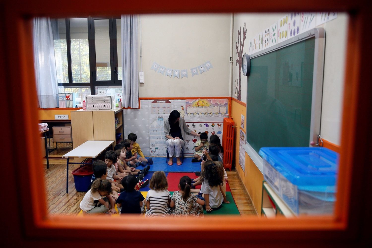 Varios niños en su aula de un colegio público de Madrid. EFE/Archivo