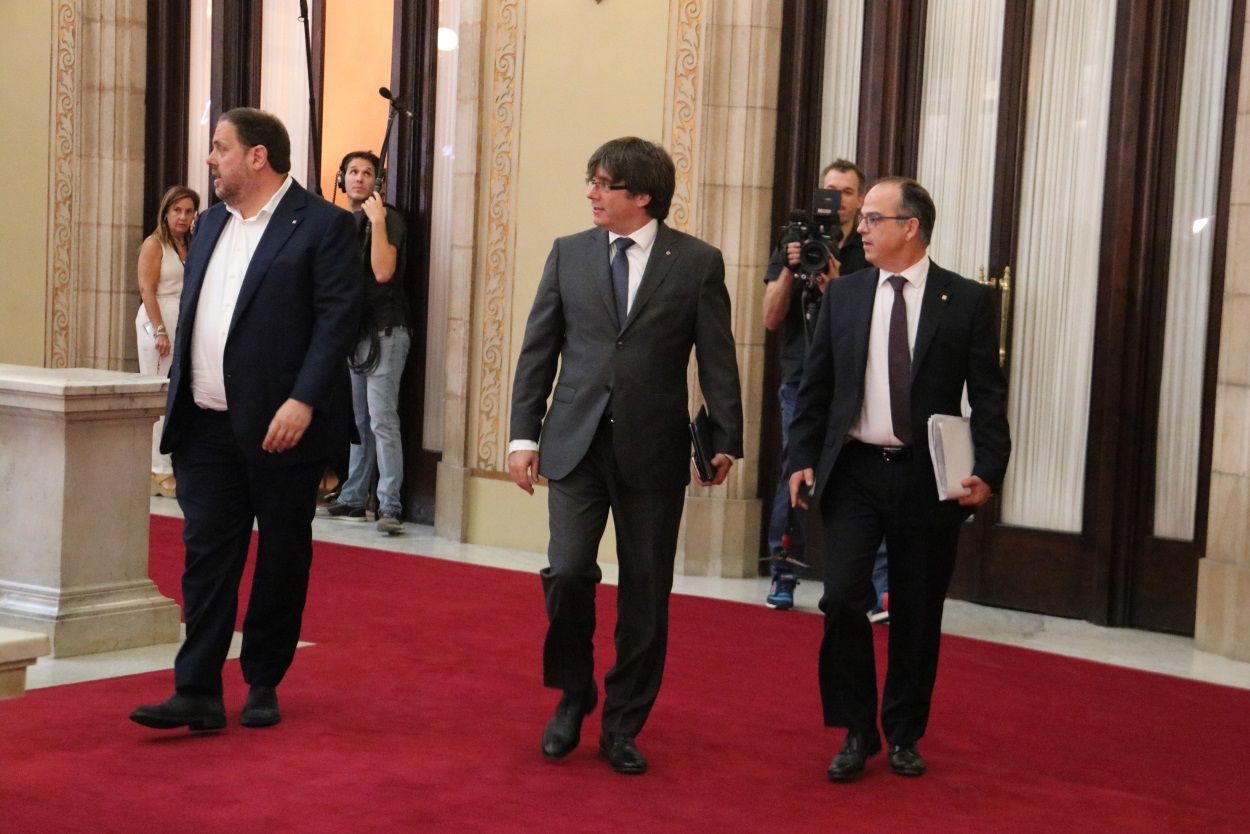 Oriol Junqueras, por entonces vicepresent del Gobierno, Carles Pugidemont, expresidente de la Generalitat, y Jordi Turull, exportavoz, saliendo del despacho del Parlamento el 6 de septiembre. ACN