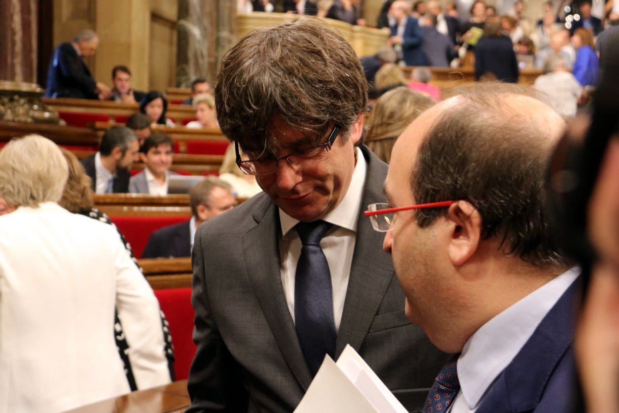 El líder del PSC, Miquel Iceta, hablando con el que fuera predident de la Generalitat, Carles Puigdemont. ACN