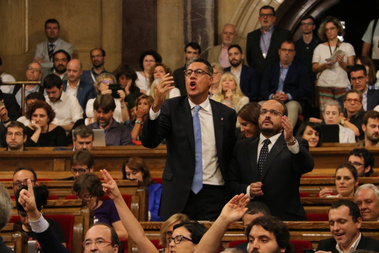 Imagen de Xavier Garcia Albiol y Alejandro Fernández, del PP, protestando antes de la votación del Parlament del 6 de septiembre de 2017. ACN