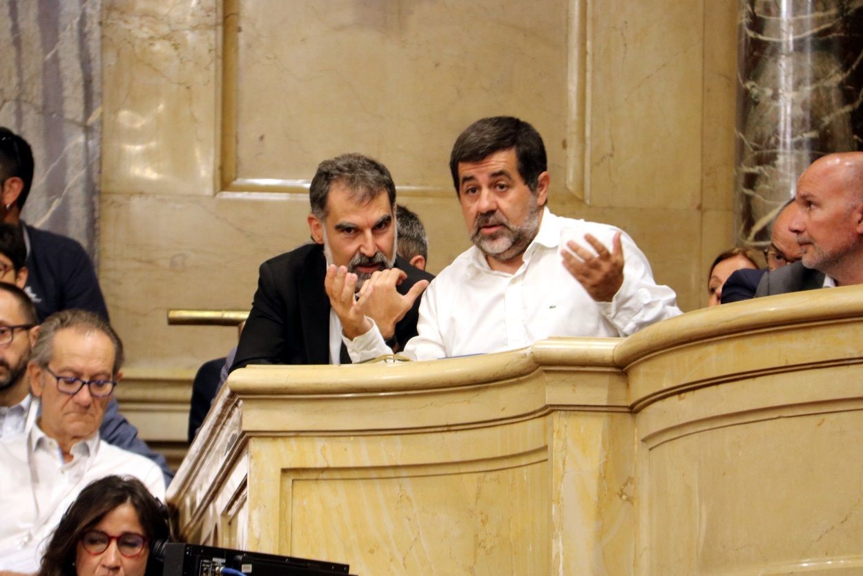 Jordi Sánchez y Jordi Cuixart, presentes en el primer día del Pleno desde la tribuna de invitados. ACN