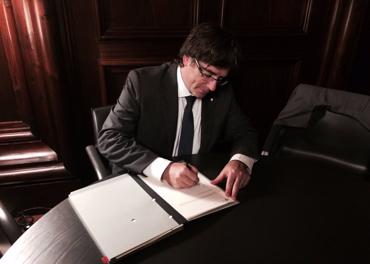 El president de la Generalitat, Carles Puigdemont, firma y promulga la ley del referéndum en su despacho del Parlamento, el 6 de septiembre de 2017. ACN