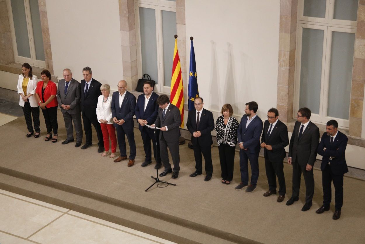 Declaración institucional de Puigdemont junto a su Gobierno, el 6 de septiembre de 2017.