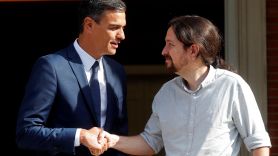 El presidente del Gobierno, Pedro Sánchez (i), recibe al secretario general de Podemos, Pablo Iglesias (d), esta tarde en el Palacio de la Moncloa, en Madrid. EFE