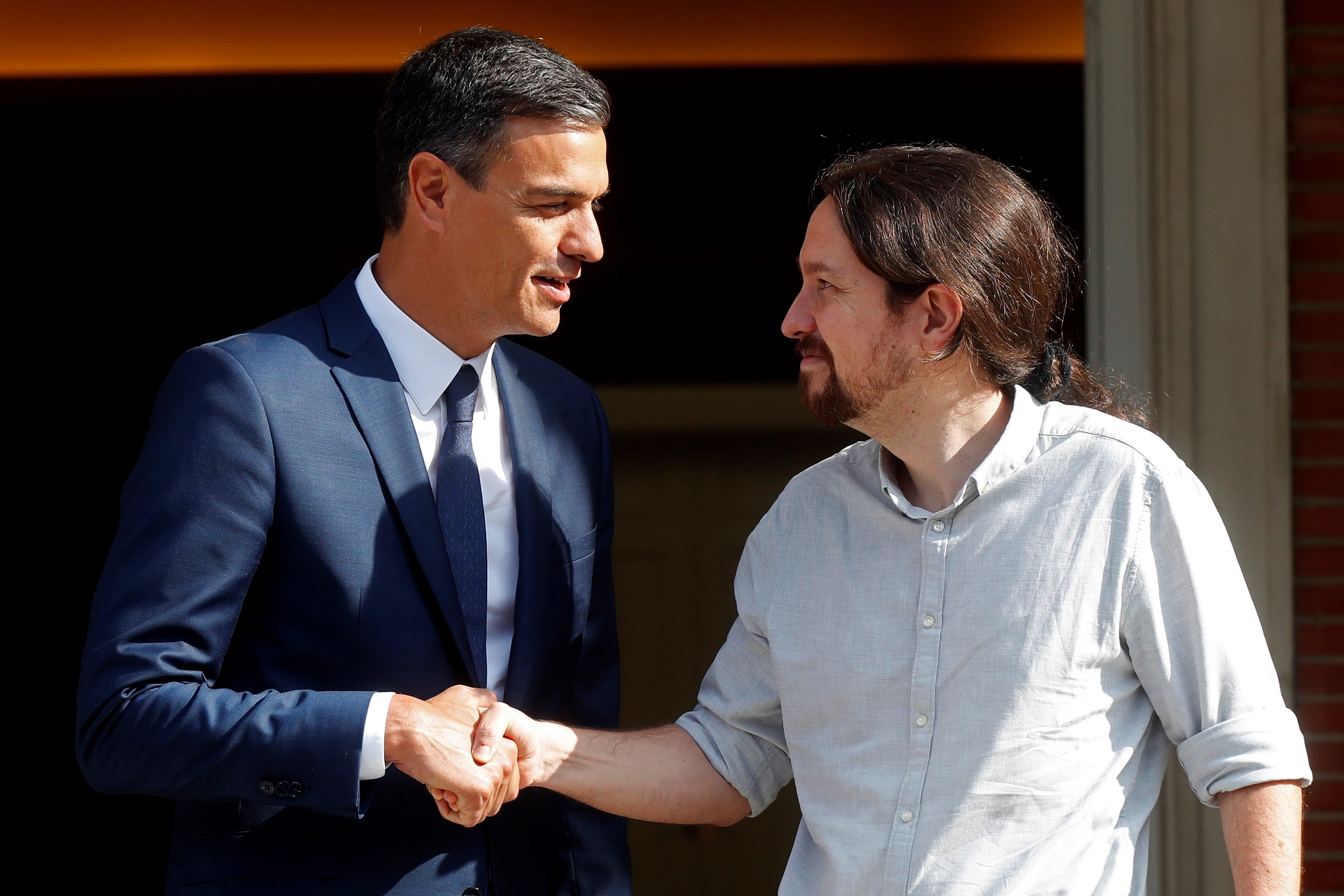 El presidente del Gobierno, Pedro Sánchez (i), recibe al secretario general de Podemos, Pablo Iglesias (d), esta tarde en el Palacio de la Moncloa, en Madrid. EFE