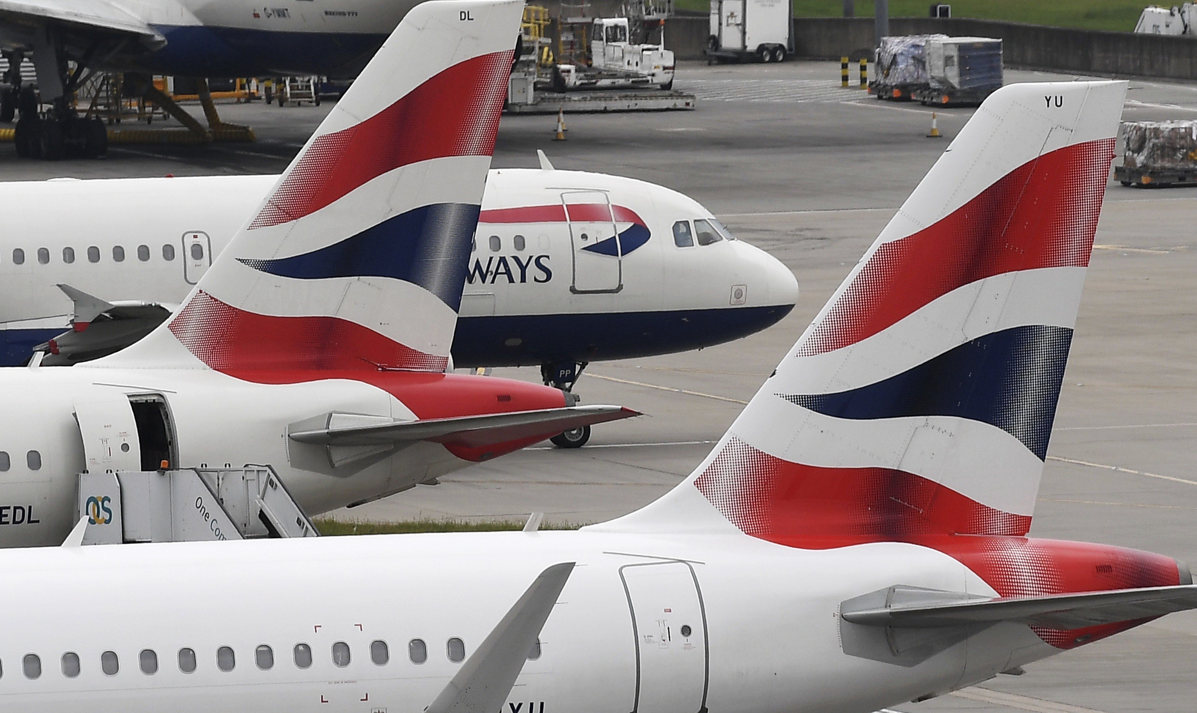 Varios aviones de la compañía británica British Airways permanecen estacionados en el aeropuerto de Heathrow, en Londres. EFE/Archivo