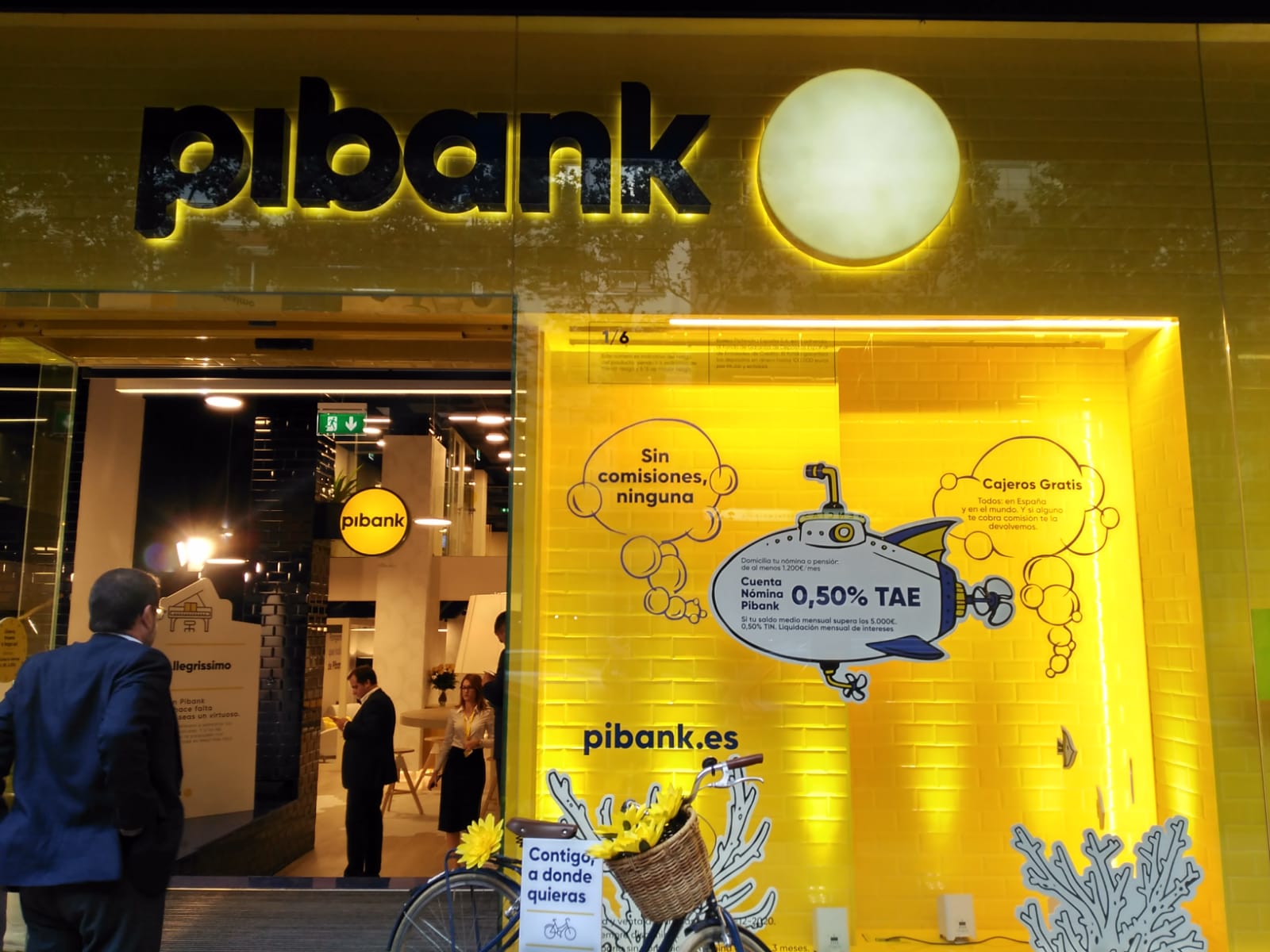 Entrada de la nueva oficina del banco Pibank en Madrid.