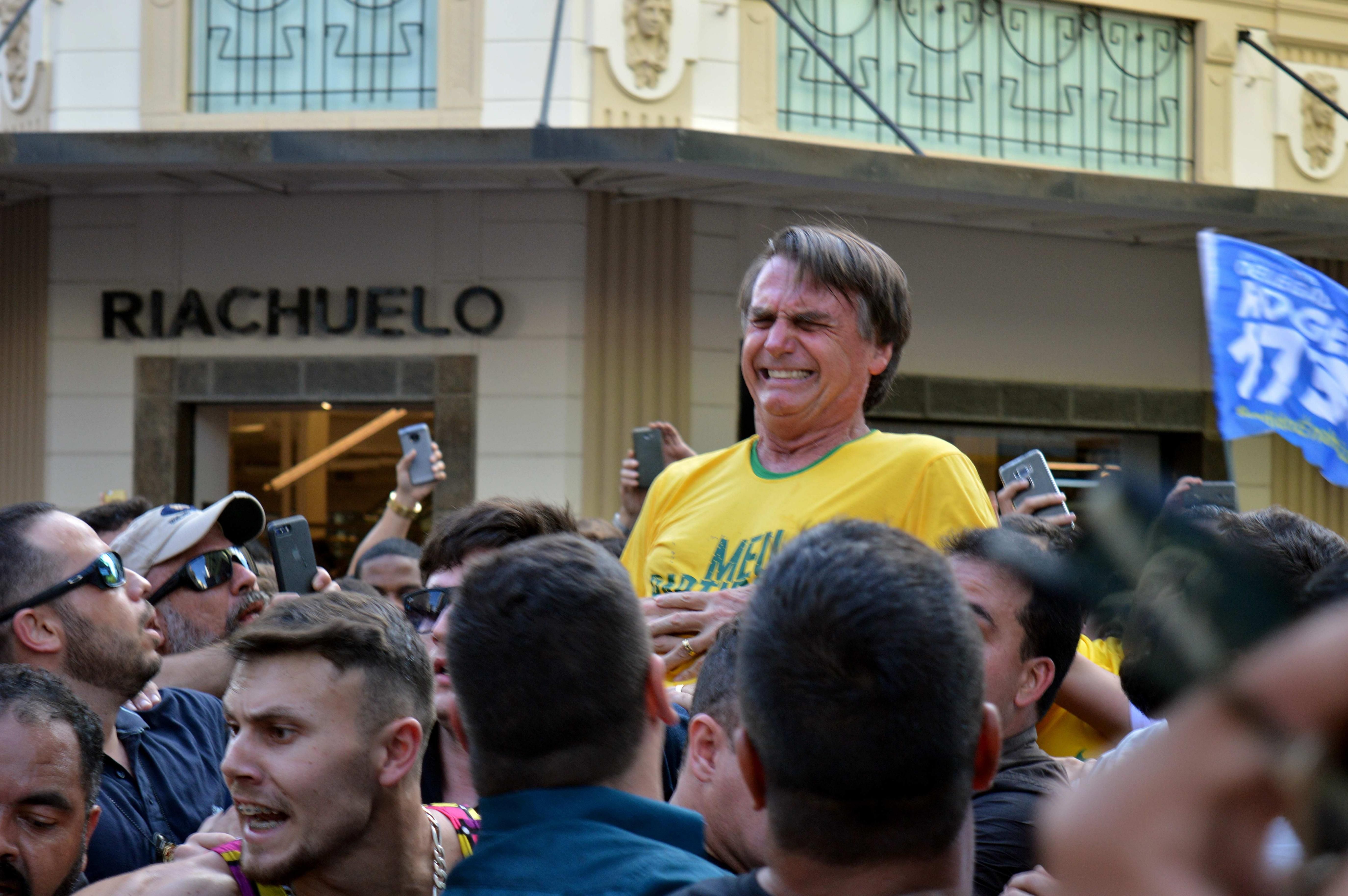 El candidato ultraderechista Jair Bolsonaro cuando fue apuñalado el pasado 6 de septiembre. 