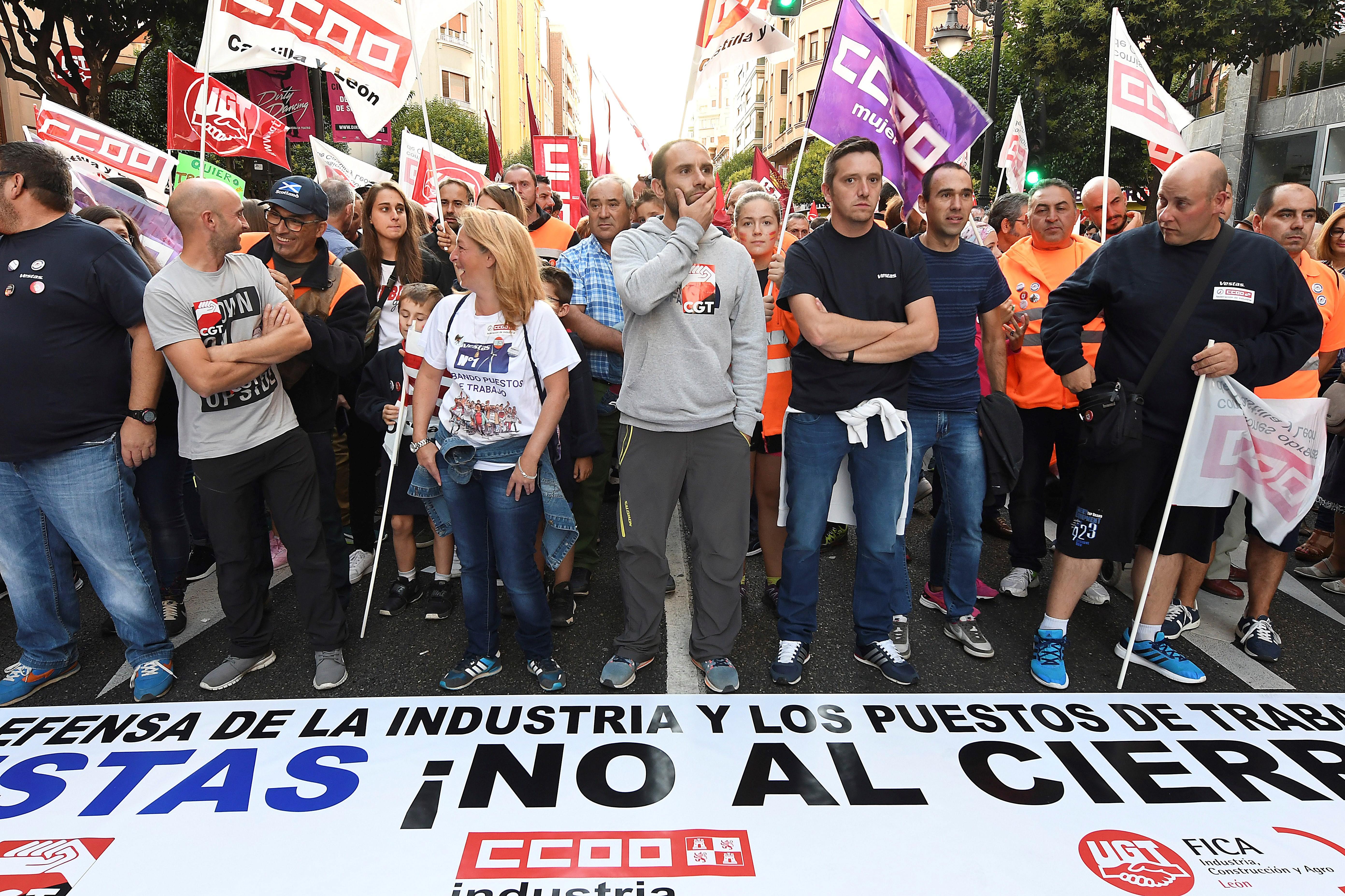 Vista de la multitudinaria manifestación convocada ayer por los sindicatos UGT, CC.OO y CGT, en el centro de León, contra el cierre de Vestas. EFE
