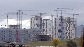 En la imagen, varios edificios de viviendas en construcción. EFE/Archivo