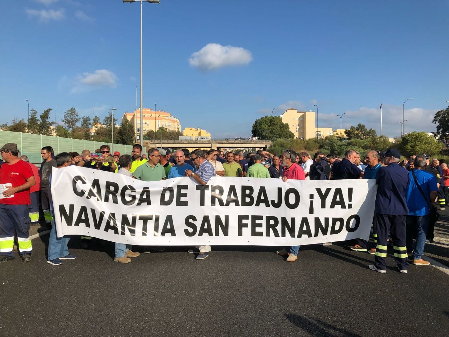 Los trabajadores del astillero de Navantia de San Fernando (Cádiz) cortan el tráfico de la autovía A-4 - EFE