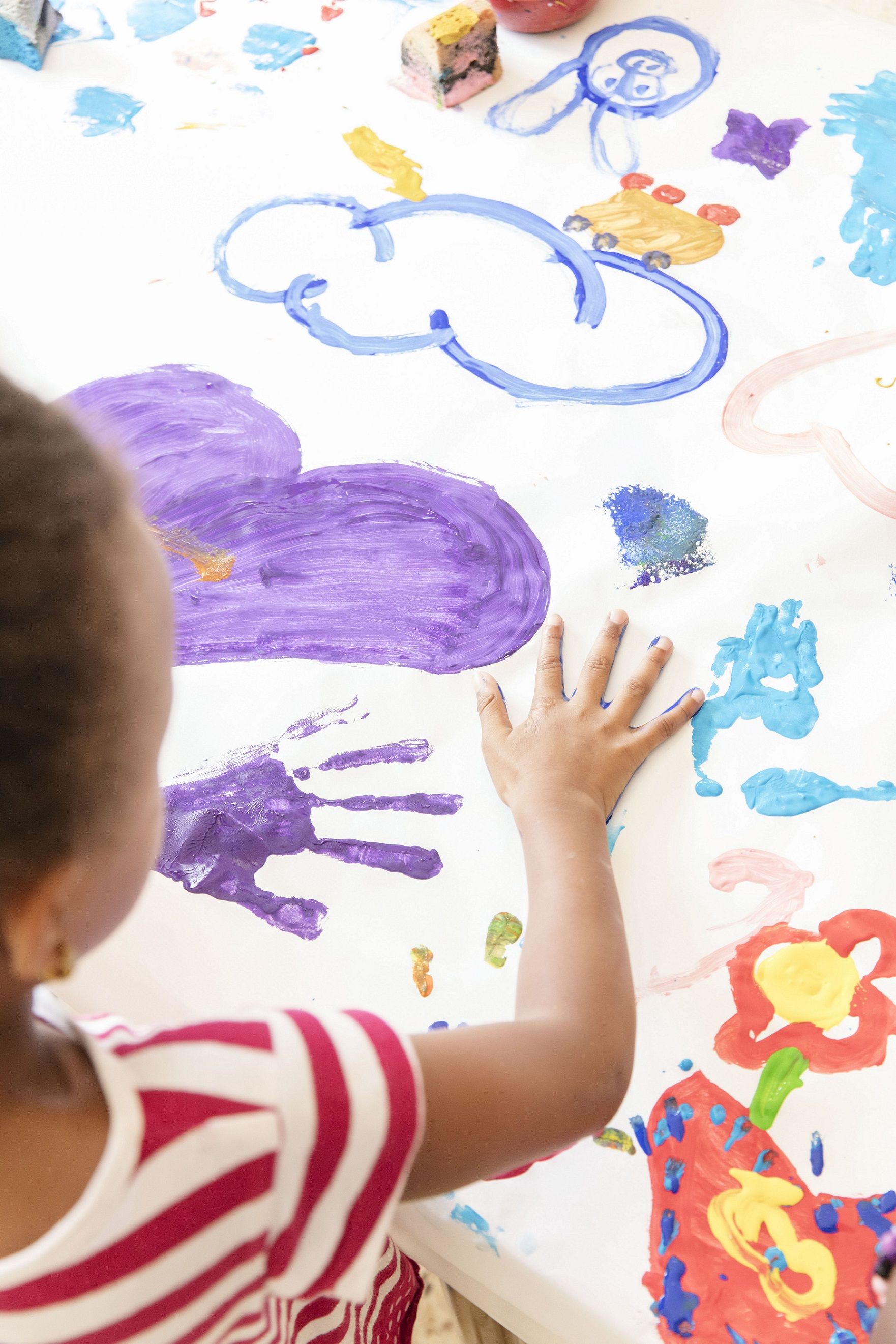 La Asociación Entre Amigos, con la colaboración de CaixaProinfancia, proponen actividades para fomentar la creatividad de los niños mientras se divierten