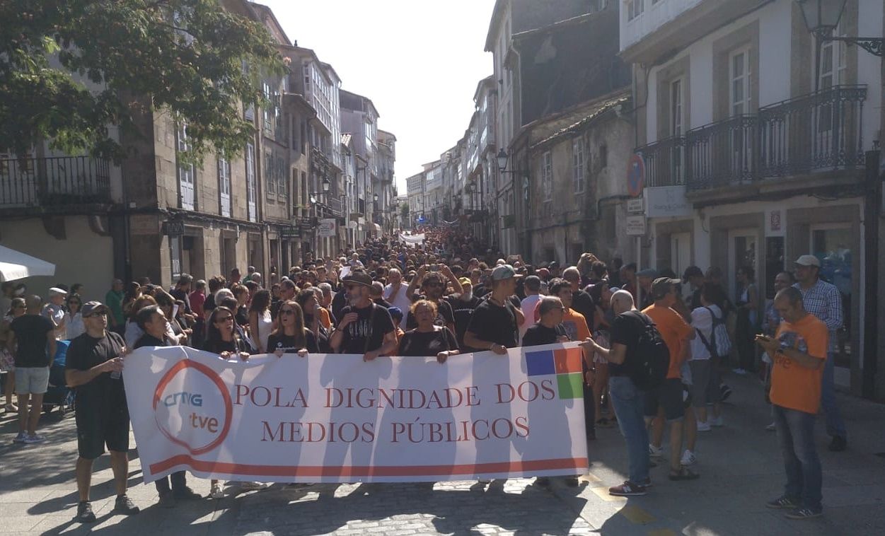 Cientos de personas marchan por Santiago de Compostela en defensa de los  medios de comunicación públicos gallegos. 