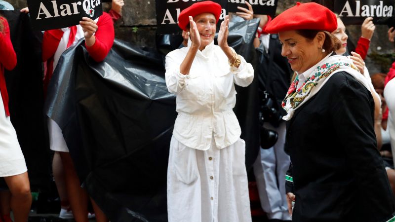 Partidarias del alarde tradicional, en el que sólo desfilan hombres, muestran su rechazo al paso del desfile de la compañía mixta Jaizkibel Partidarias del alarde tradicional, en el que sólo desfilan hombres, muestran su rechazo al paso del desfile de la compañía mixta Jaizkibel