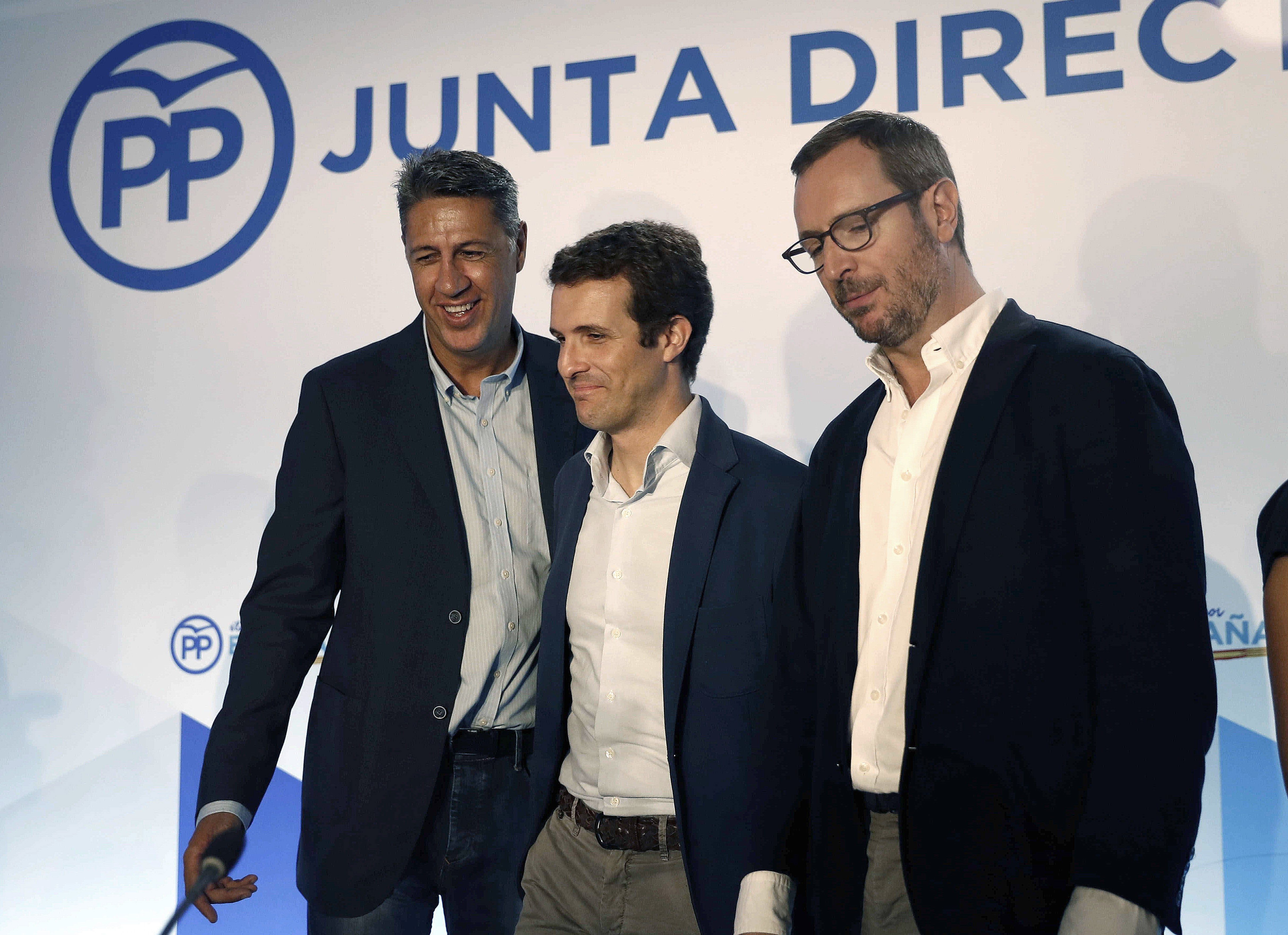Pablo Casado junto al dirigente popular Javier Maroto y al líder de los populares catalanes, Xavier García Albiol al inicio de la Junta Directiva Nacional del partido.