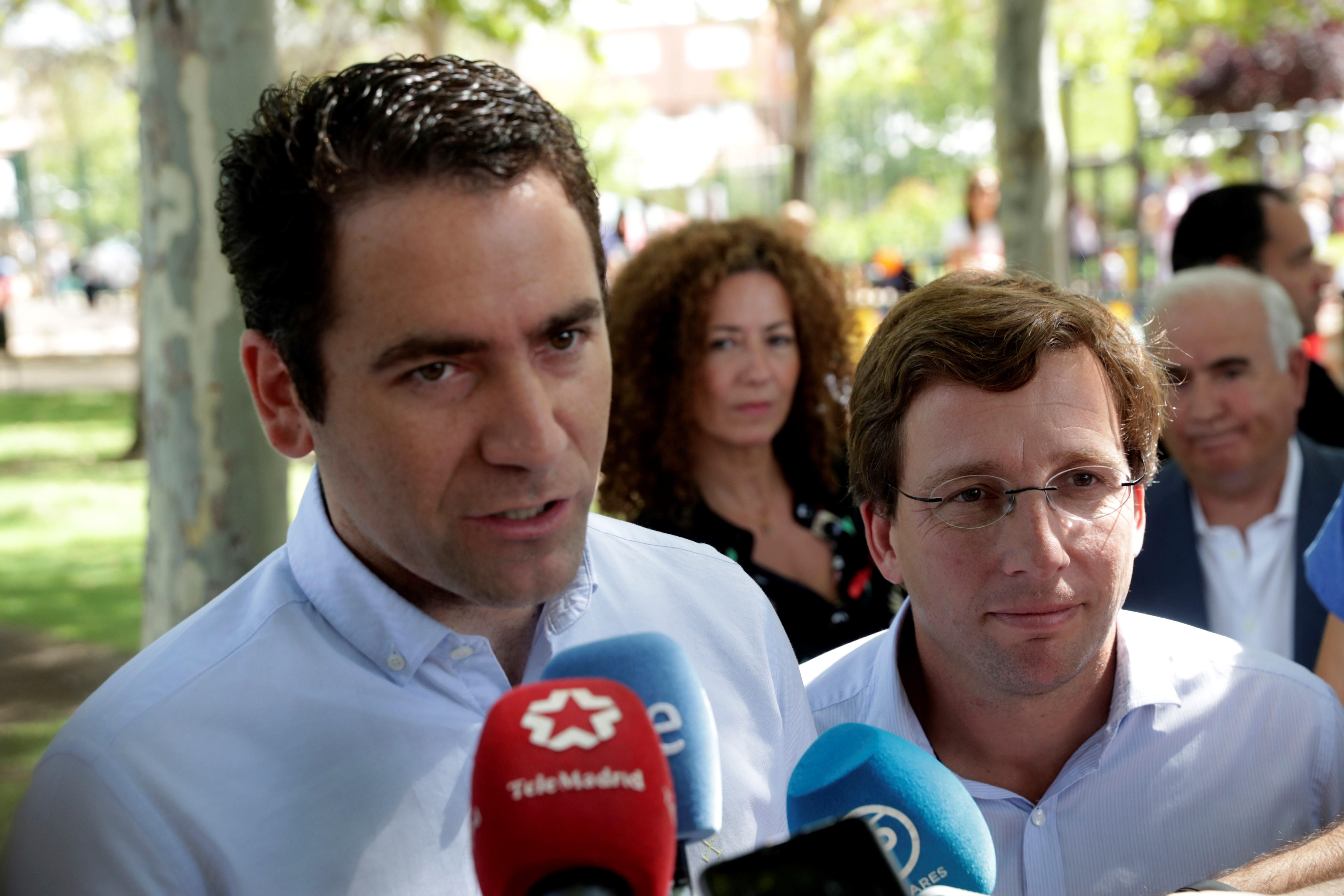 El secretario general del PP Teodoro García, atiende a los medios durante un acto del partido celebrado hoy en Boadilla. EFE El secretario general del PP Teodoro García, atiende a los medios durante un acto del partido celebrado hoy en Boadilla. EFE