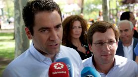 El secretario general del PP Teodoro García, atiende a los medios durante un acto del partido celebrado hoy en Boadilla. EFE
