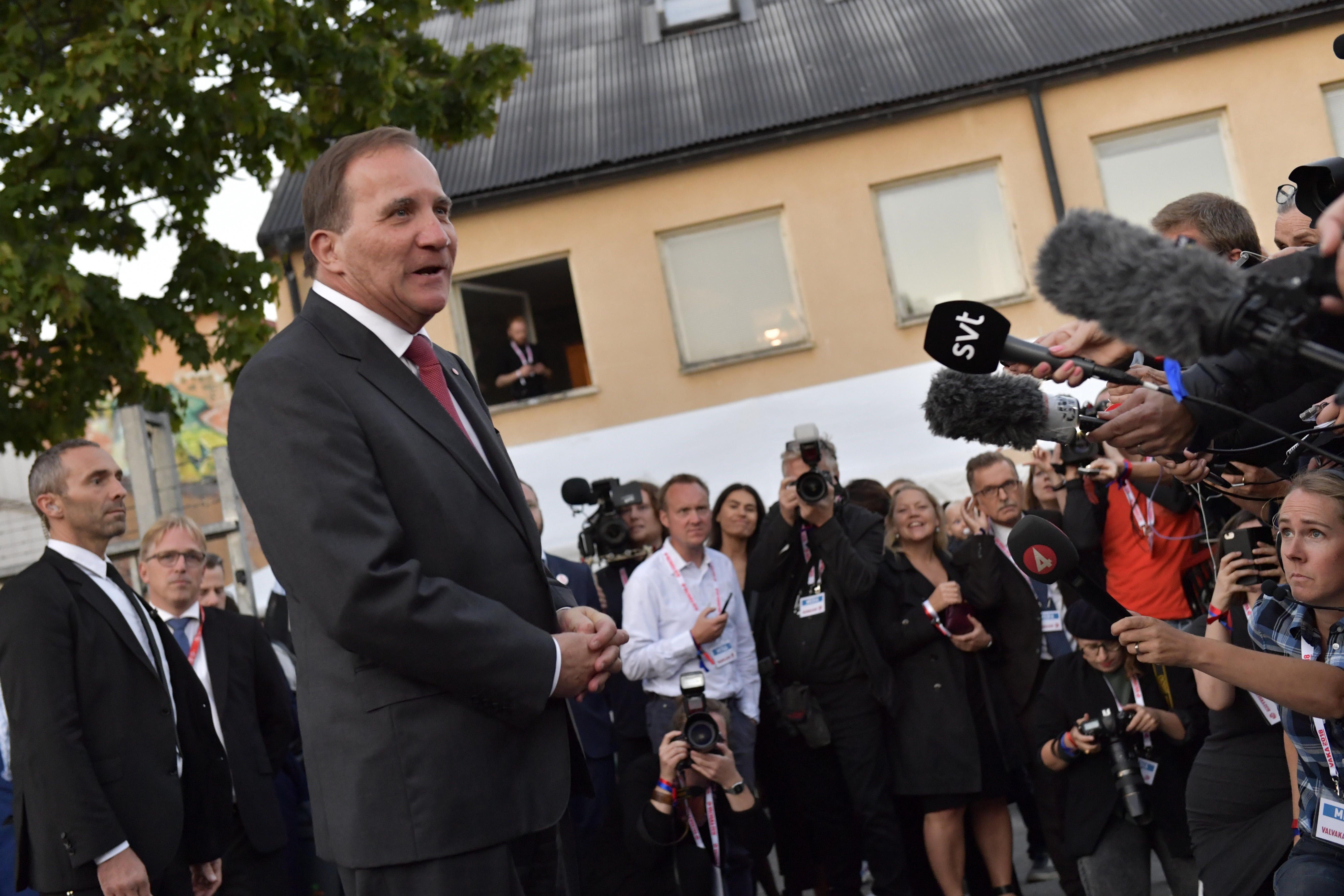 El primer ministro sueco Stefan Lofven habla a la prensa tras ganar el partido Socialdemócrata las elecciones con el 28,3 %. EFE