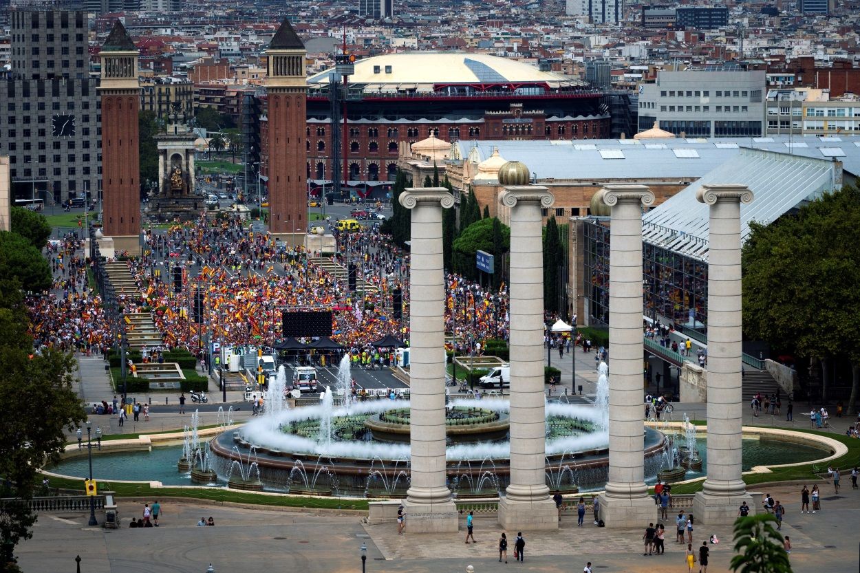 Miles de personas acuden a la manifestación unionista convocada hoy en Barcelona por el empresario José Manuel Opazo y apoyada por VOX