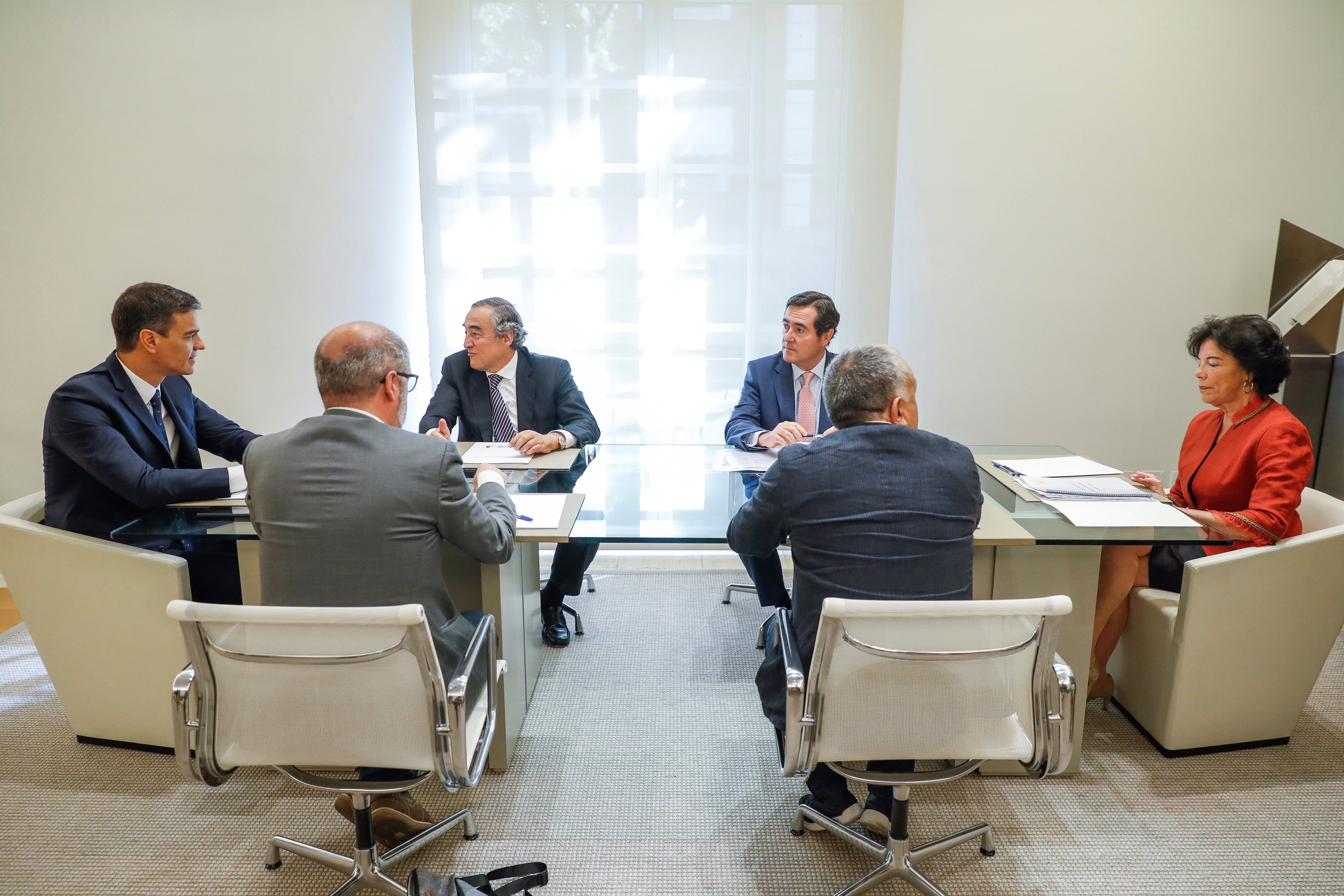 Pedro Sánchez (i); el presidente y el vicepresidente de la CEOE, Juan Rosell (3d) y Antonio Garamendi (4i); y los líderes sindicales en Moncloa