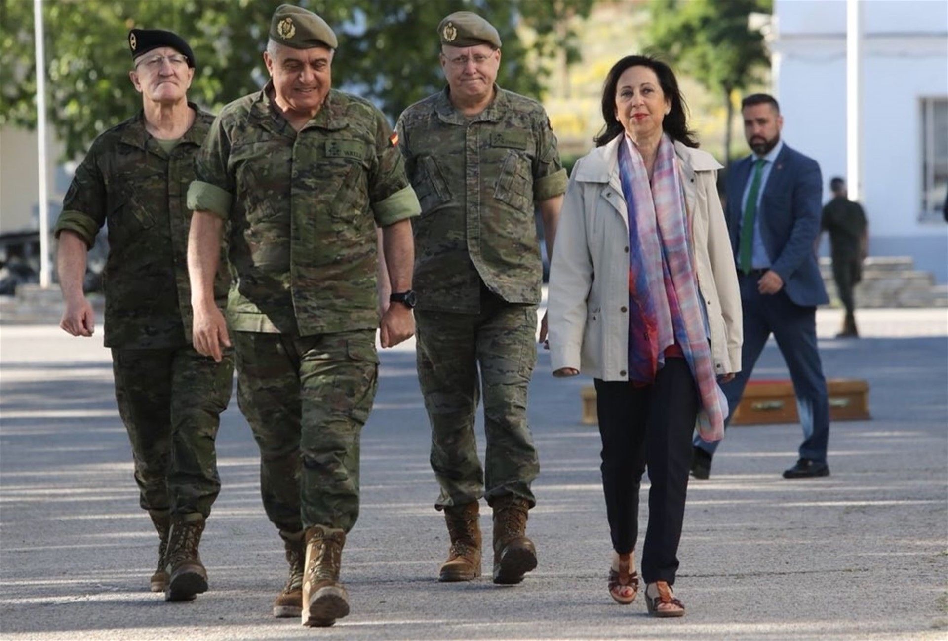 La ministra de Defensa, Margarita Robles, con un grupo de militares - EP